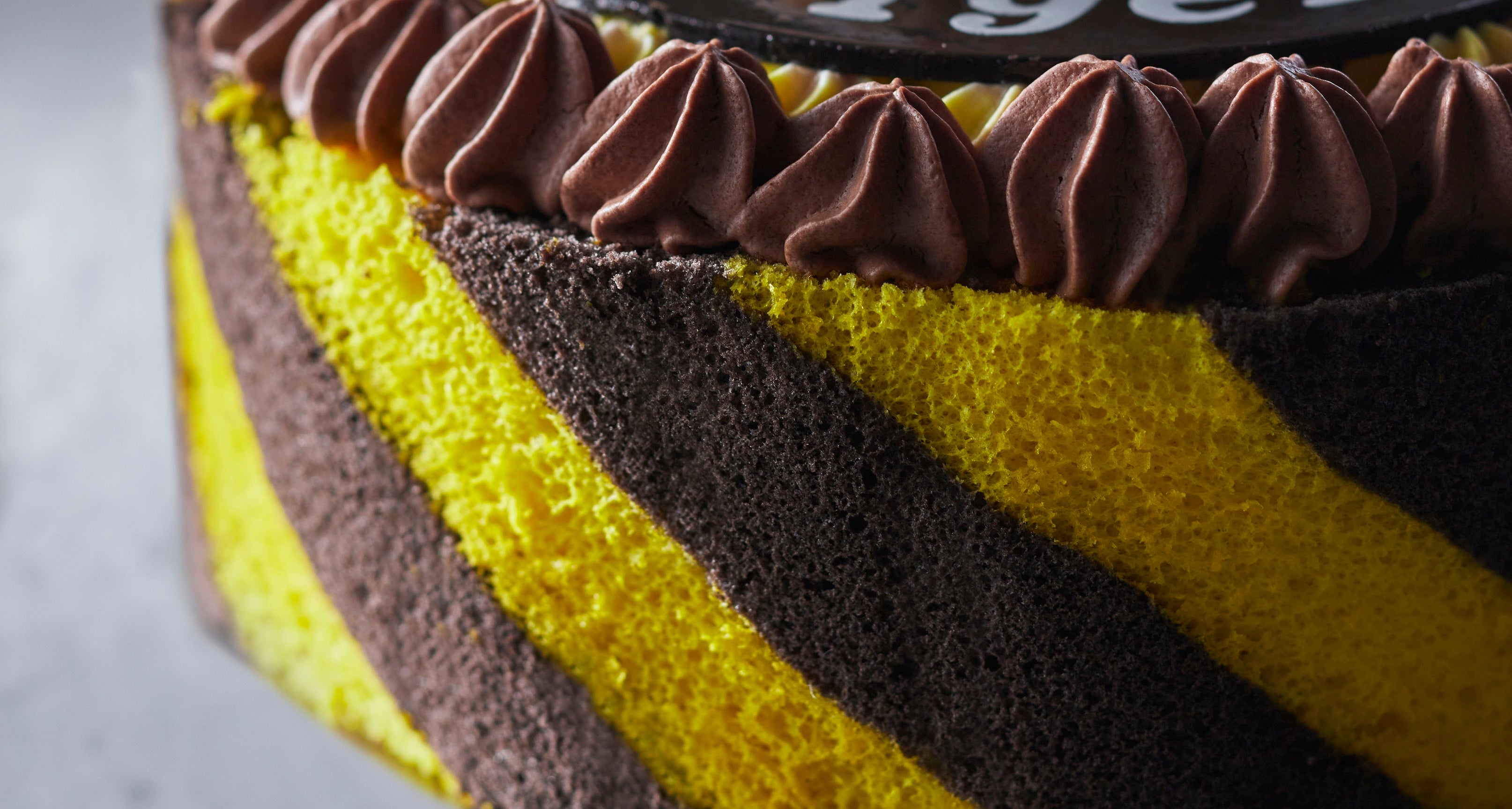 北海道産生クリームをたっぷり使用したキャラメルムースの中にバナナソースを入れてバナナとクルミをトッピング。さらに周りにはトラ柄のスポンジを巻いています。ベルギー産チョコレートをトップに絞り、おいしく華やかに仕上げました。