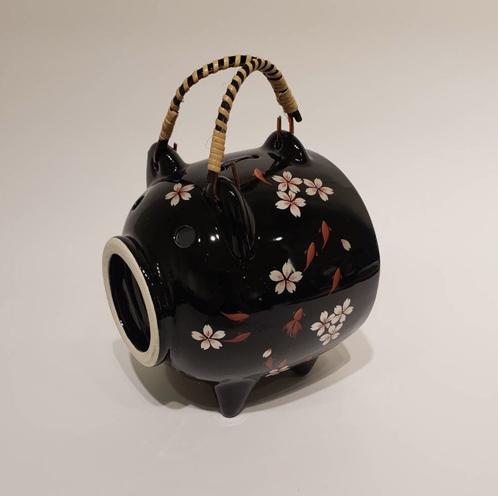 江藤雄造「金魚 蚊遣り豚」 （半磁器土・釉薬・漆・本銀、21×14×14㎝、紙箱付）４６,２００円