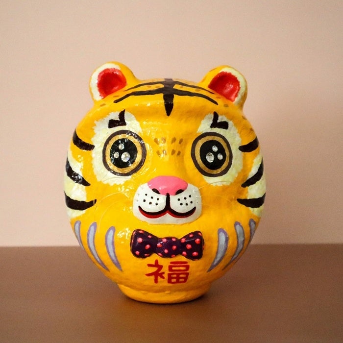 とやちかこ「キラキラ虎だるま 福」 （張り子・粘土・アクリル絵具・ニス、幅16×奥行15×高さ20㎝、箱なし）２７,５００円