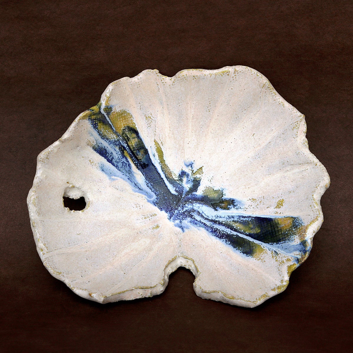 ④「蜘蛛の糸　光明蓮葉皿」 （陶土、幅14.8×奥行3.7×高さ12.6cm、箱なし）5,500円（税込）