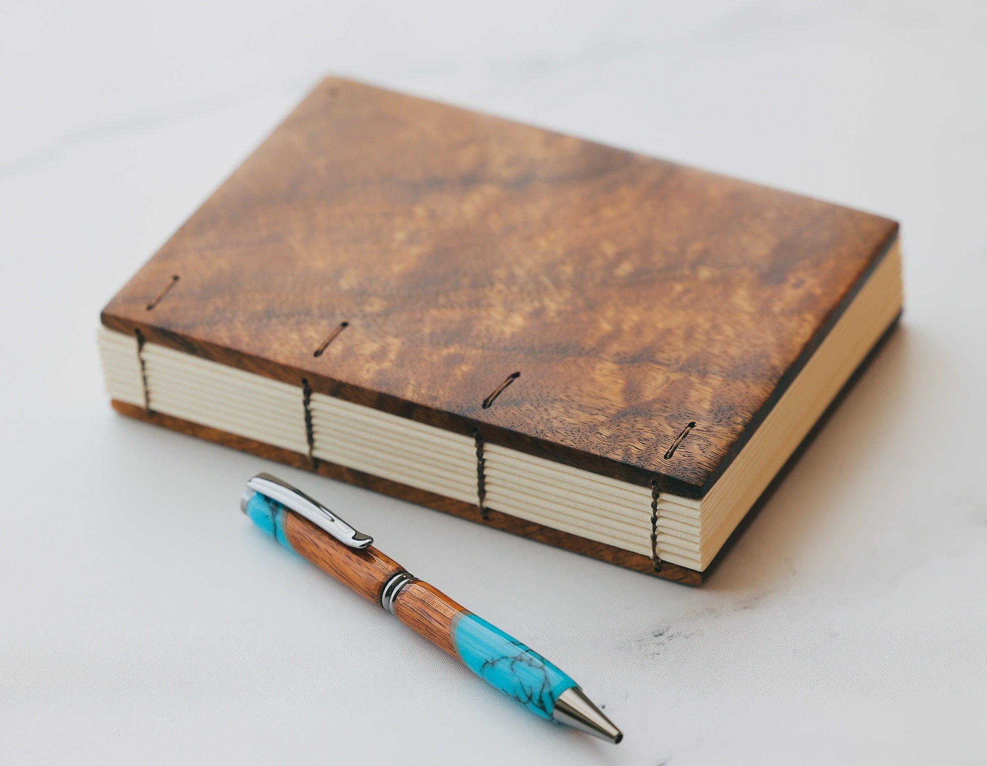 「Kuro s Workshop」 コアブティックジャーナル 22,000円 「ラウラウウッドワークス」 KOAデザイナーペン 25,000円から ◎9階 祝祭広場