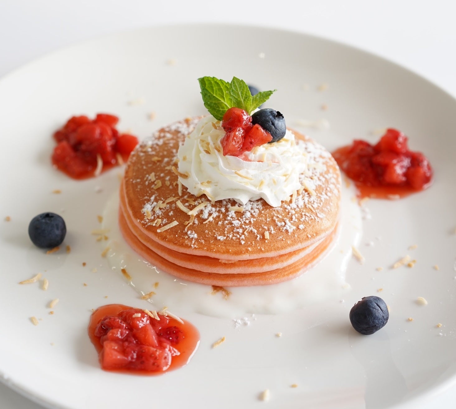 「ロイヤル ハワイアン ラグジュアリーコレクション リゾート」 ピンクパレス‧パンケーキ(単品 1人前)1,980円、 (ドリンク付き 1人前)2,530円 ◎9階催場