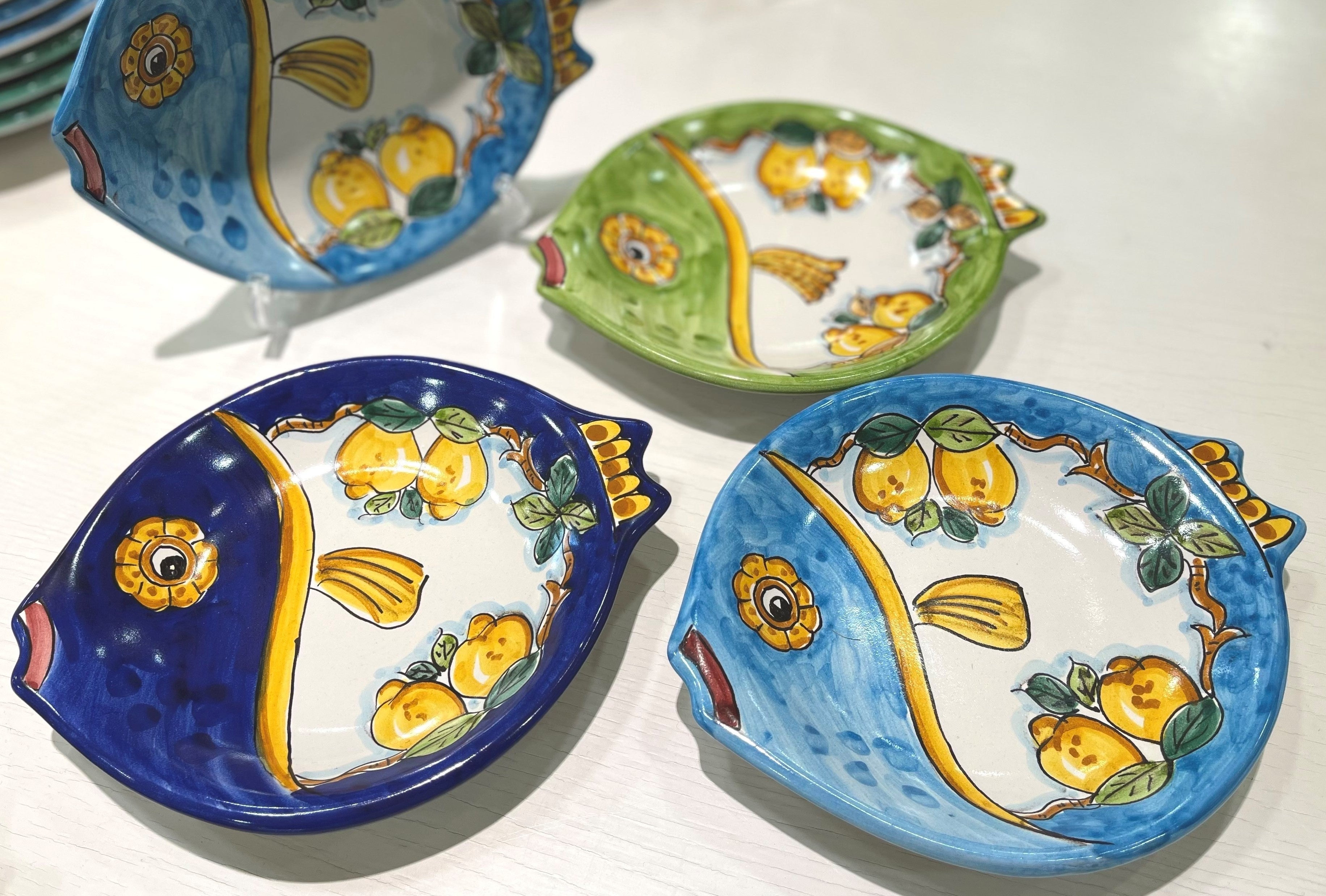 アマルフィの港町ヴィエトリ・スル・マーレの可愛い絵柄の陶器。「スプレンデ」お魚プレート 各４,６２０円※イタリア製