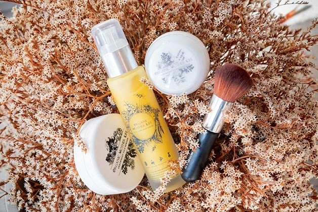 「ORGANIC MOTHER LIFE」アロールートフェイスパウダー (10g) 4,400円、サンケアスキンセラム (60ml) 5,500円、ミルキーシュガースクラブ 和三盆 × 柚子 ver. (40g) 4,400円など