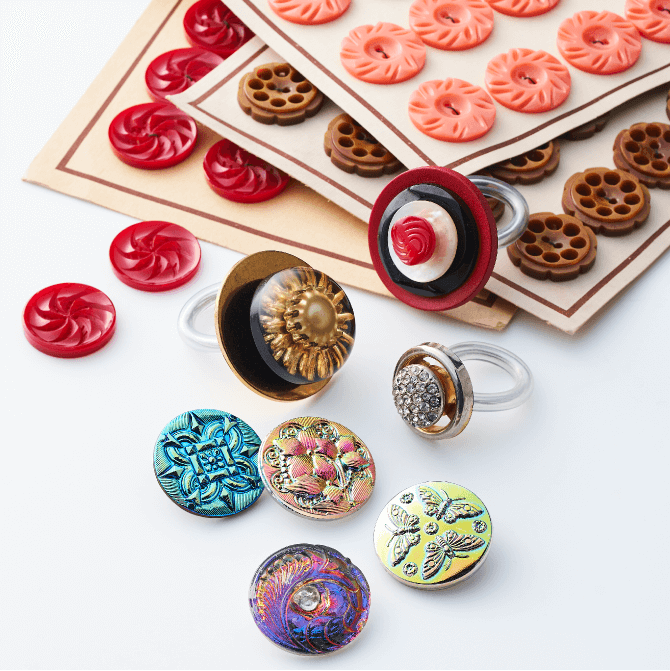 「Rollo」  ガラスボタン（1980年代、チェコ）550円 プラスチックボタン（1950年代、フランス）440円 ドイツボタンリング（1970年代、ドイツ）1,650円 など