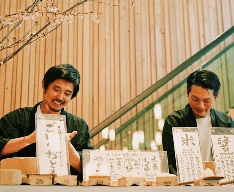 出張ほぐれおにぎりスタンドの詫摩友彦と橋本英治