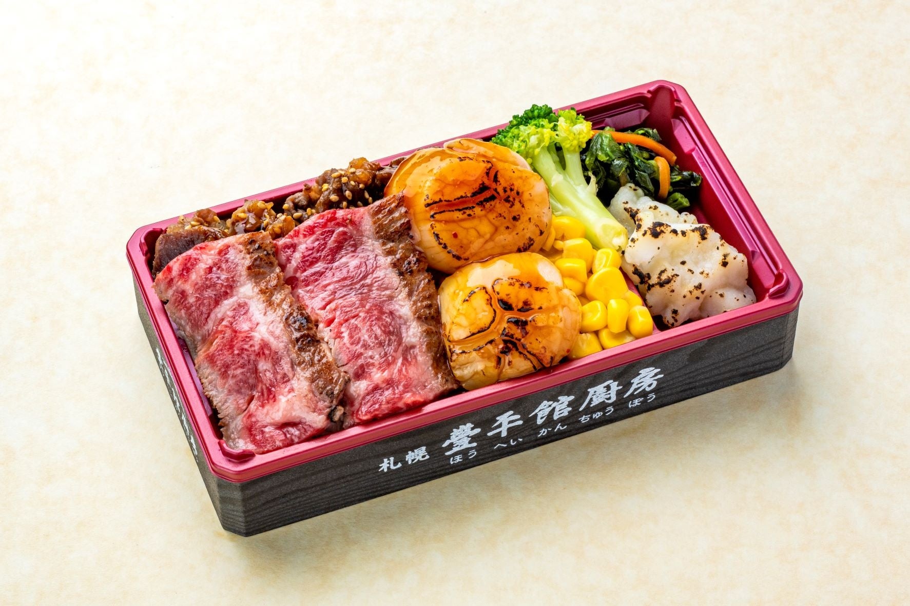 「豊平館厨房」 十勝和牛昆布熟成ロースステーキと帆立ステーキ弁当 （1人前）2,916円［各日限定50］