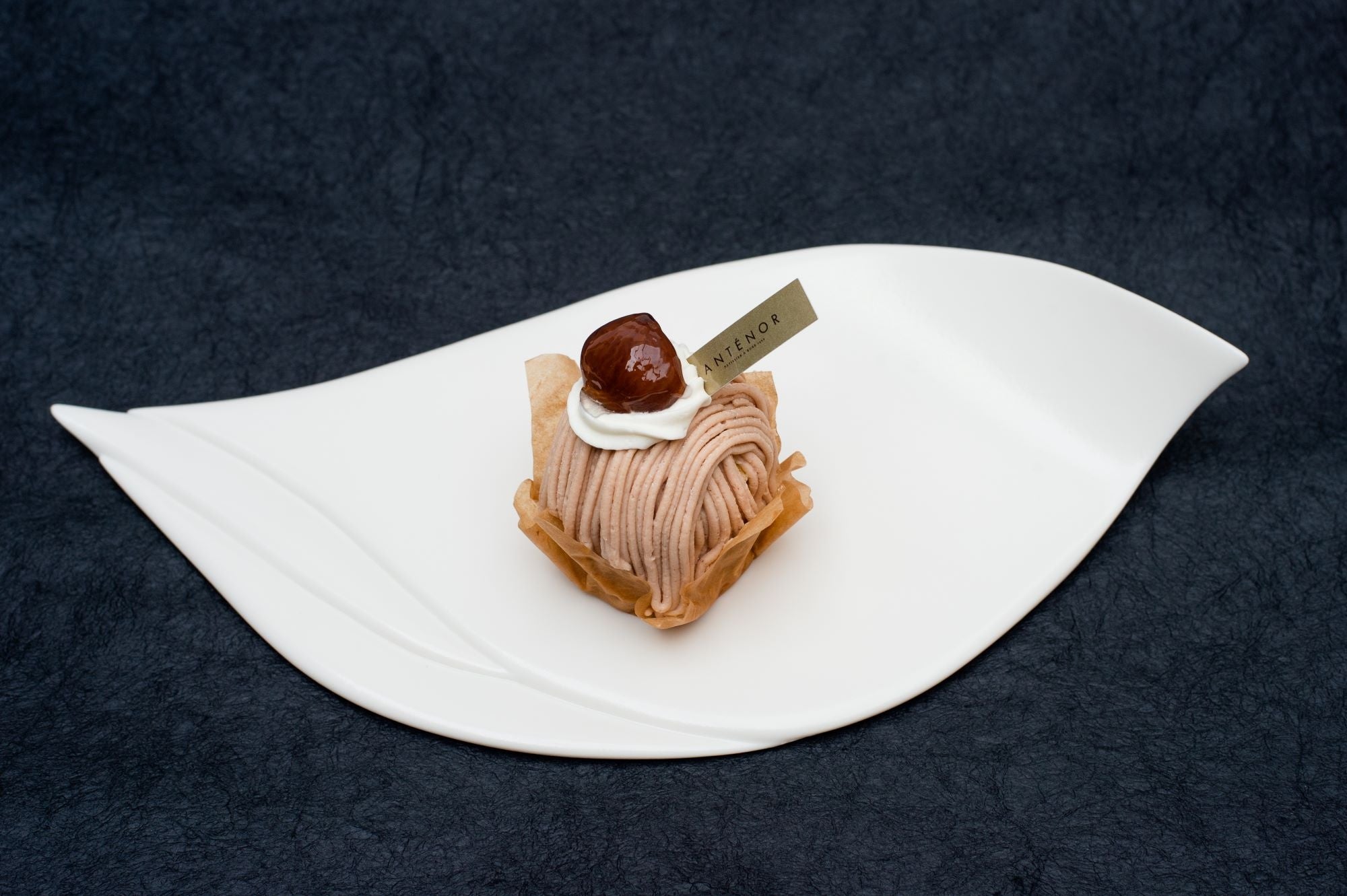 水野皓介「白牙釉彫文皿」 （幅37×奥行18×高さ5.2cm、箱後日） 29,700円