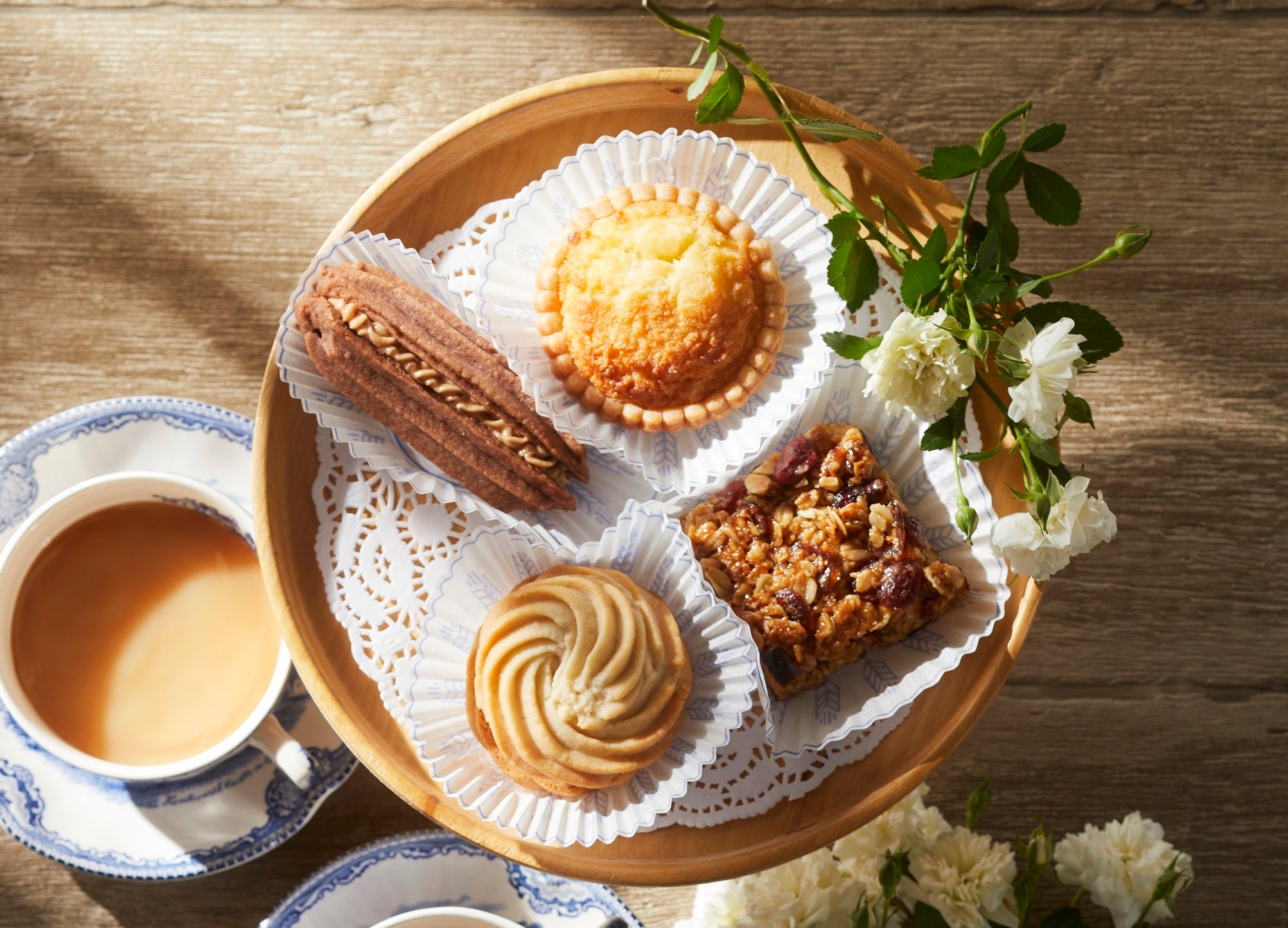 「ダンズベーカリー」  アフタヌーンティーセレクション（ヴィエネーズサンドクッキー2種、ビクトリアタルト、フラップジャック、各1個）1,836円