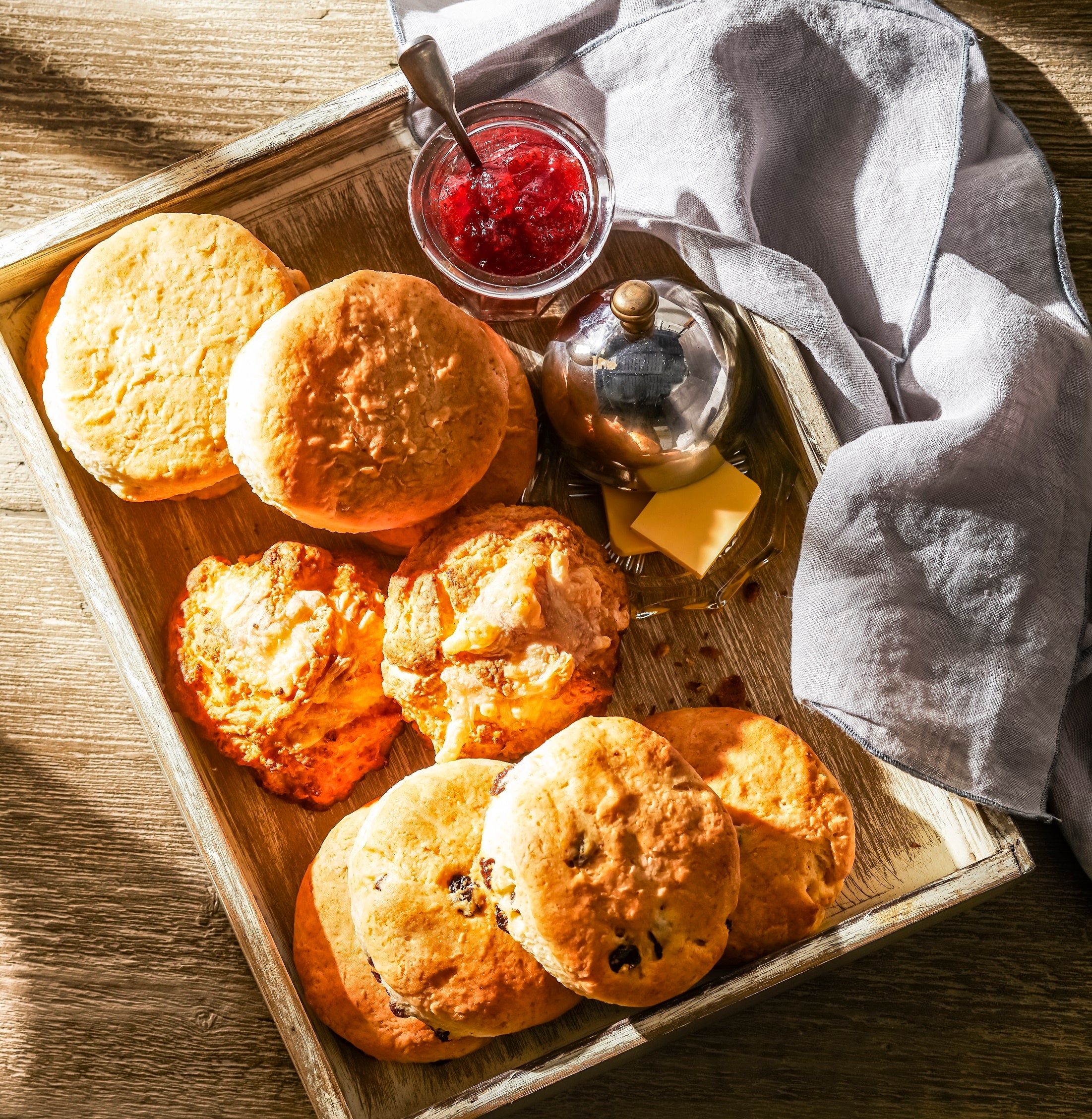 「バーネットベーカリー スコットランド」 スコティッシュスコーン（a.プレーン、b.フルーツ、各1個）各324円（c.チェダー、1個）346円