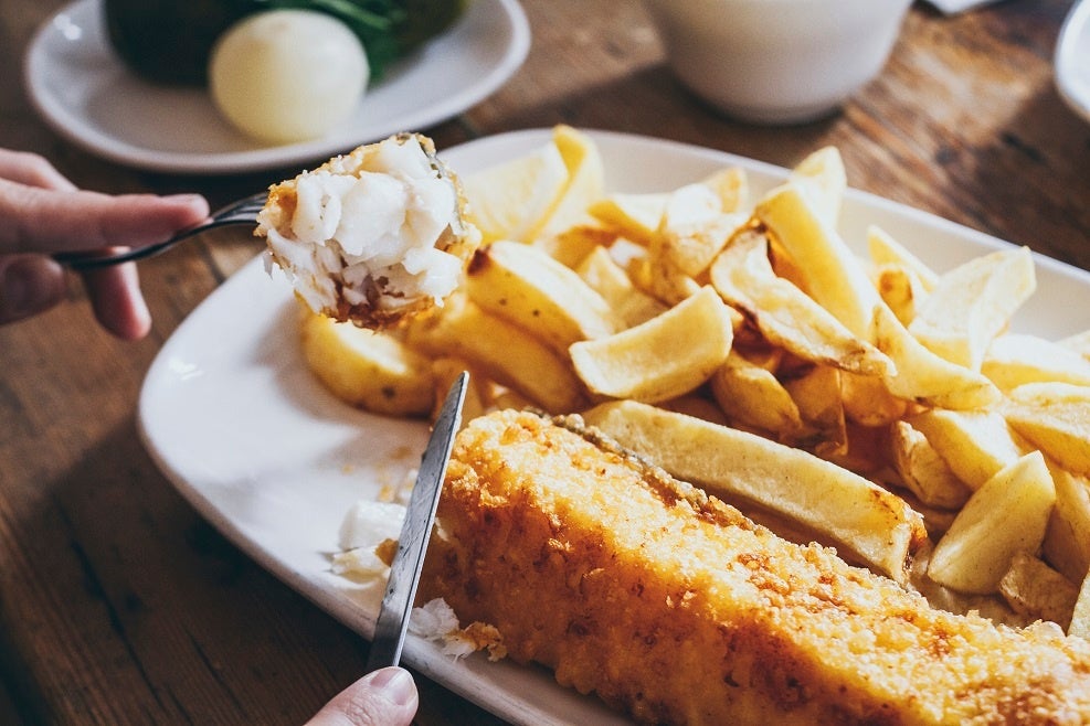 「サットン・アンド・サンズ」 フィッシュアンドチップス（レギュラーサイズ、1人前 ）1,728円、（ラージサイズ、1人前） 2,106円