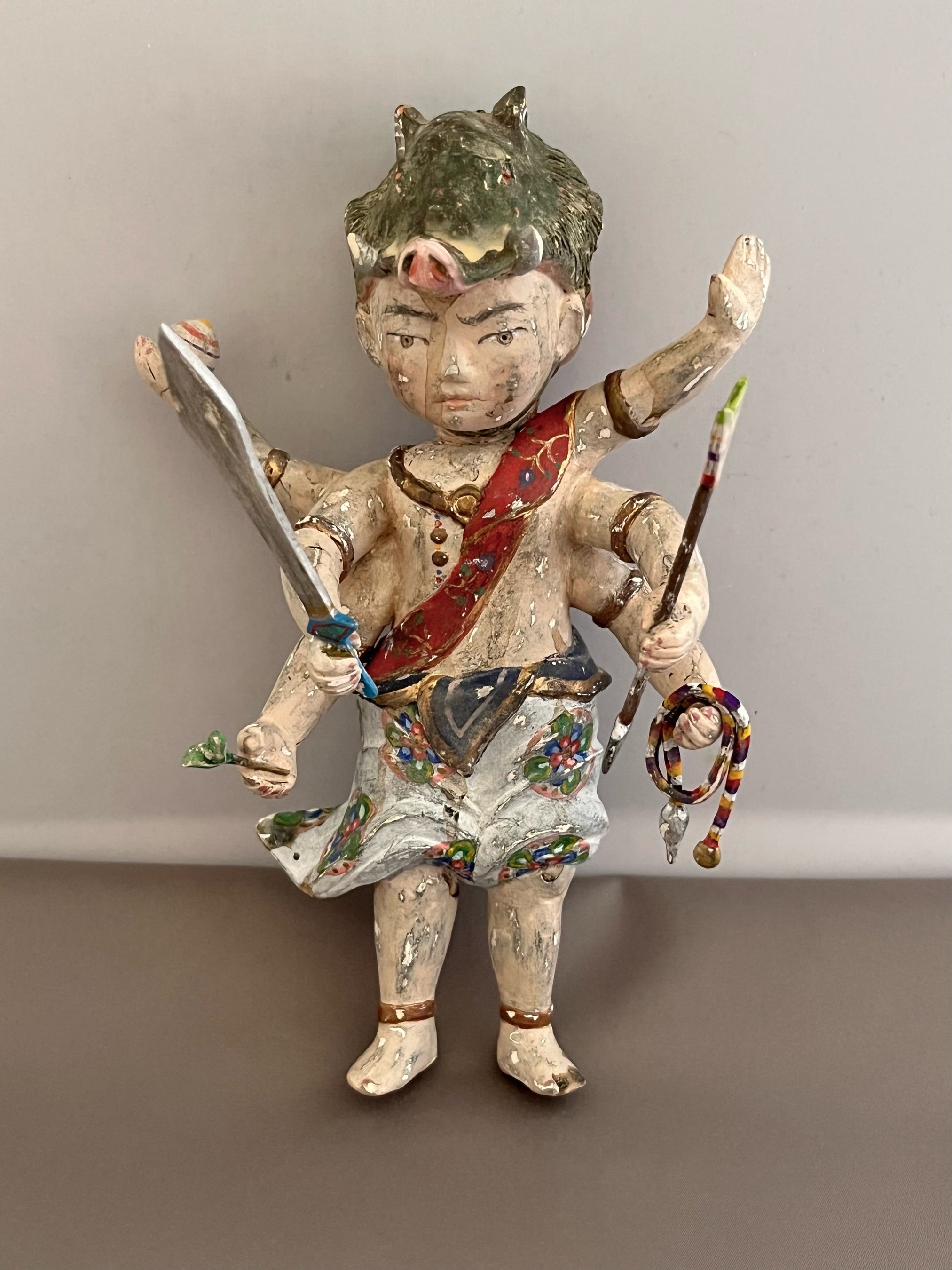 七尾尚子「摩利支天」 　（石塑粘土・油彩・顔料、高さ17㎝） 55,000円