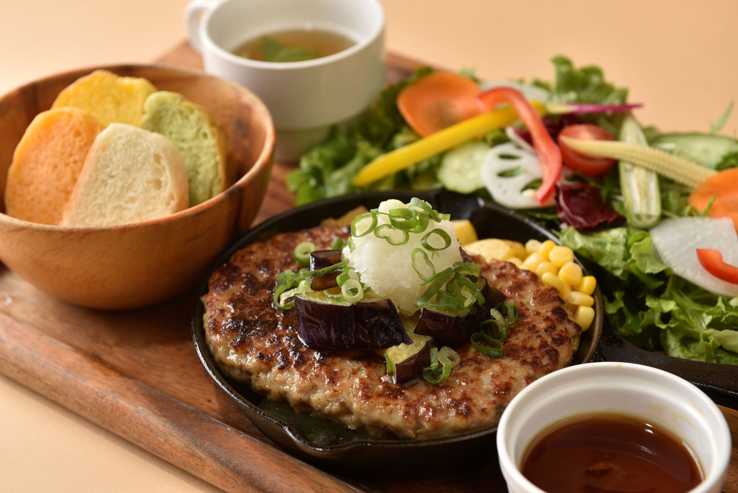 「お野菜ガーデンTIERRA（ティエラ）」 ゆずポン酢ソースハンバーグ ～熊本県産赤なすと大根おろしを添えて～ （1人前）1,680円