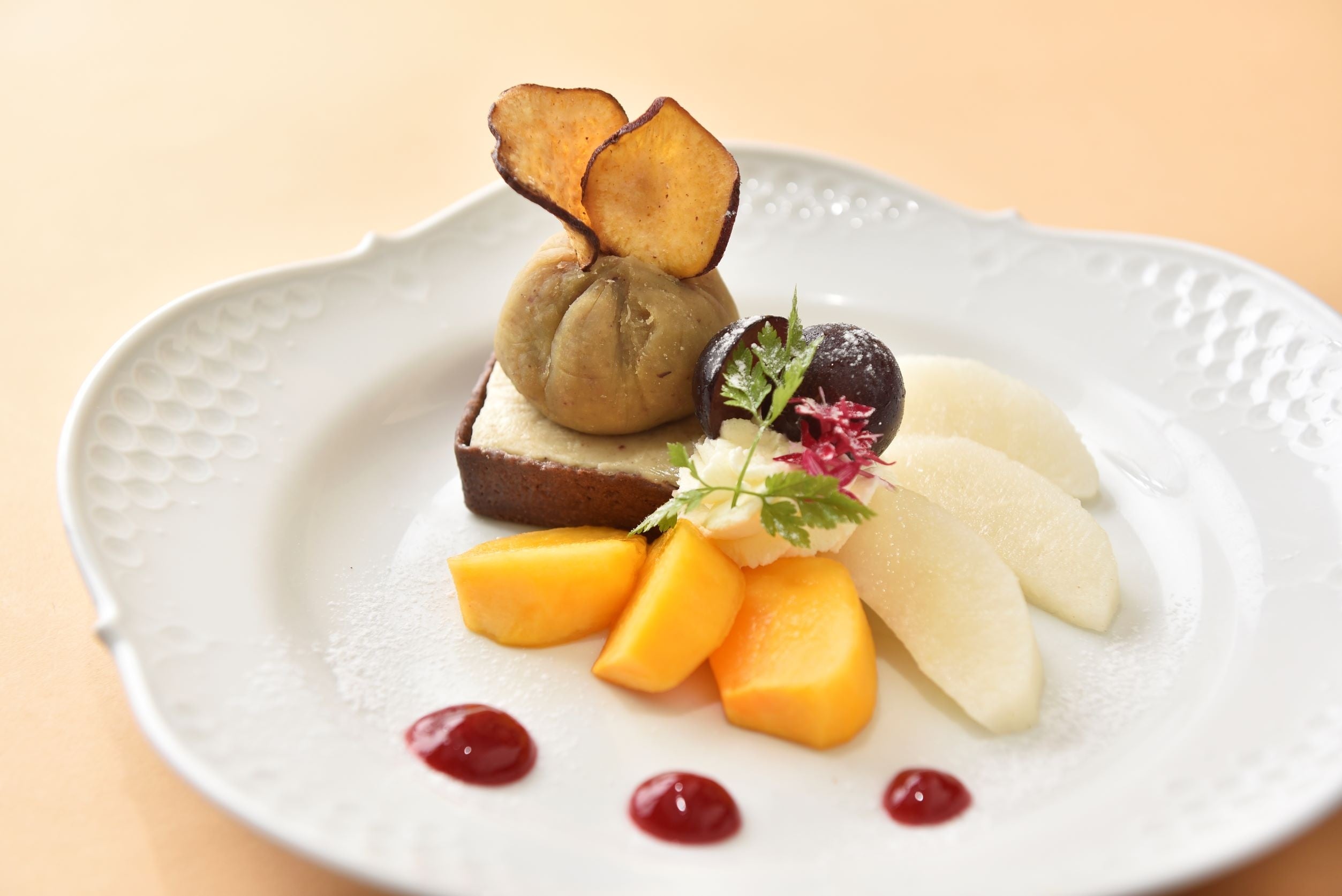 「マイセンカフェ」 熊本県栗のペーストを使用した レアチーズケーキ フルーツ添え （ドリンクセット）2,300円 （単品）1,600円