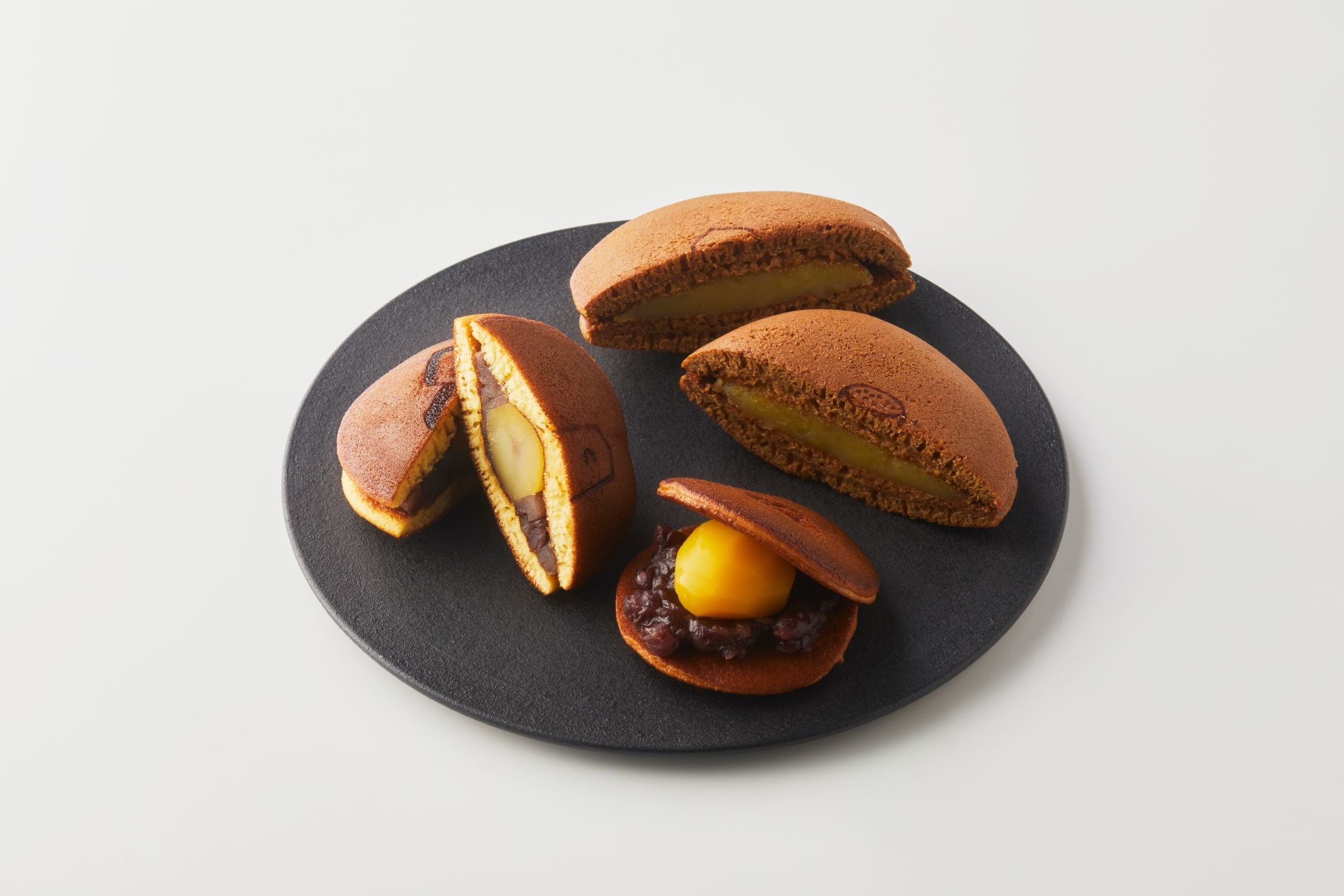 左）「中津菓子かねい」 大きな栗のしっとりどら（1個）357円 右）「梅月堂」 ぬれどら焼きプレミアム和栗（1個）378円 手前）「浅草 梅園」 栗きんとんどら焼き（1個）297円