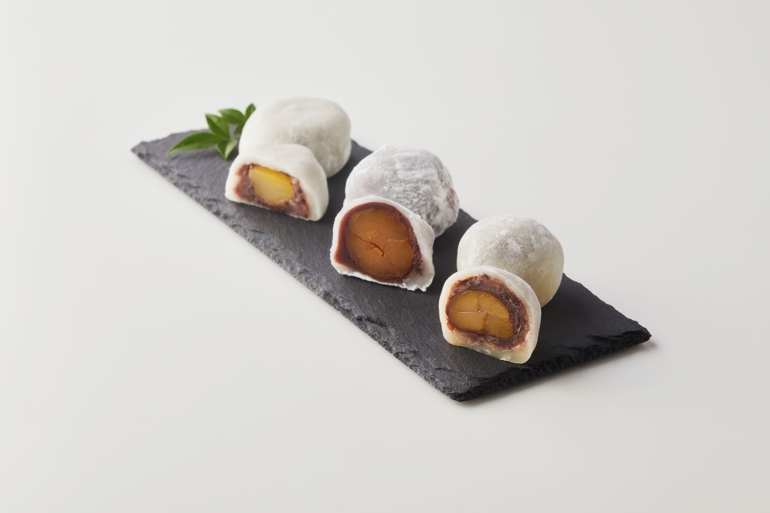 左から）「髙山堂」 栗大福（1個）238円 「新杵堂」 まるごと渋皮栗大福（1個）330円 「餅匠しづく」 栗大福（1個）324円 [販売予定数100] ※各日午後2時より販売