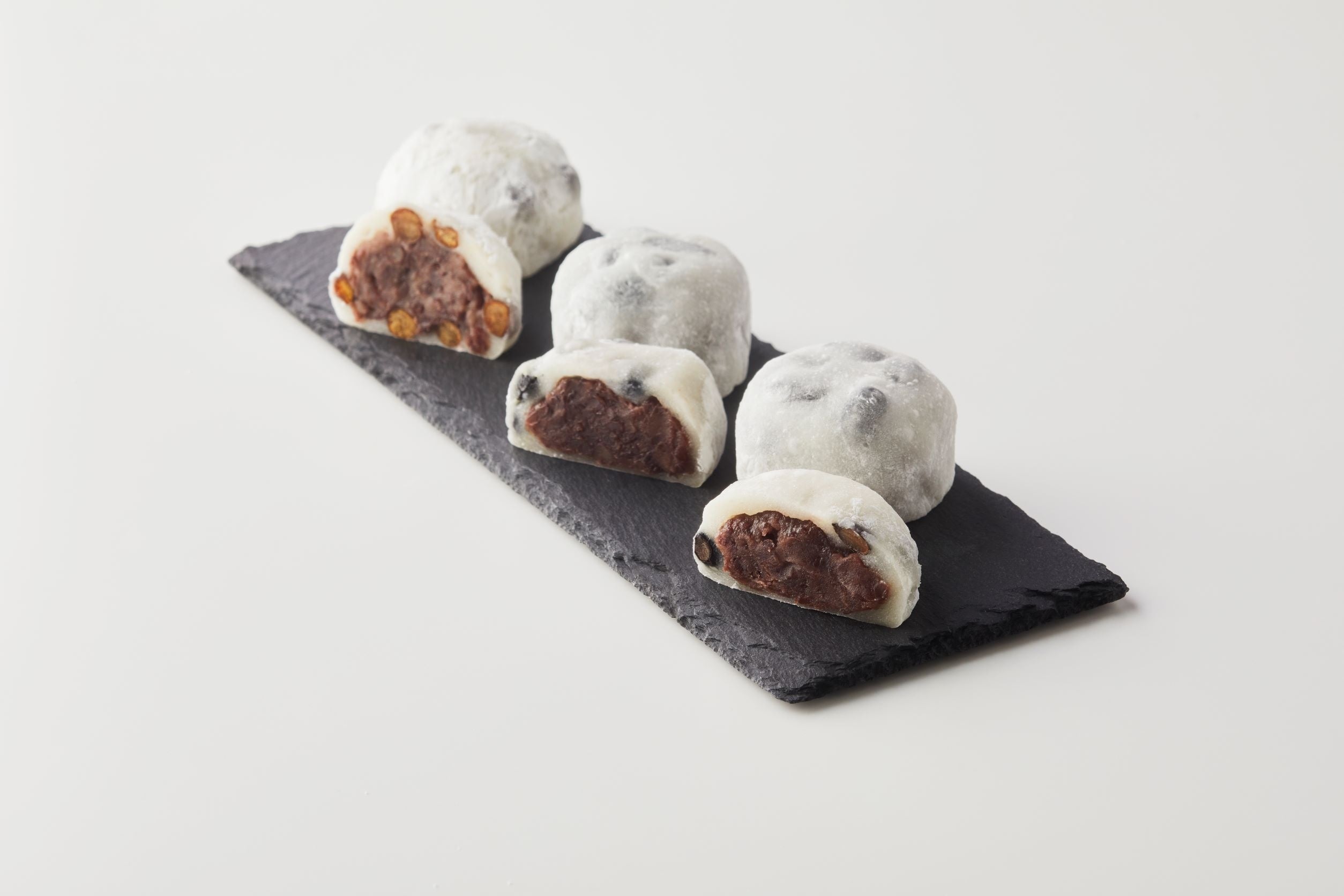 左から）「石舟庵」 塩豆大福（1個）248円 「髙山堂」 丹波黒豆大福（1個）270円 「榮太樓總本鋪」 黒豆大福（1個）281円