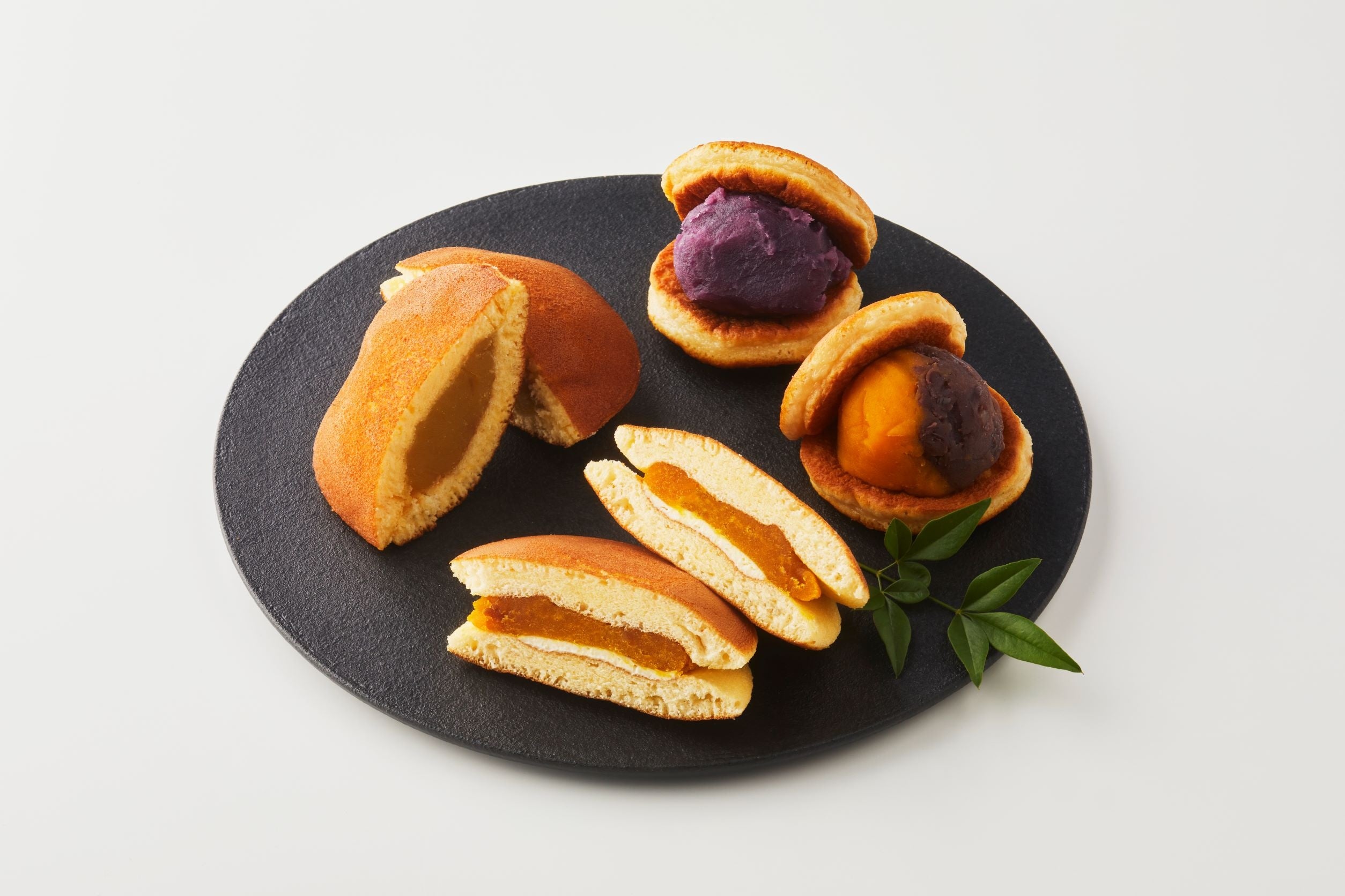 左）「雪華堂」  お芋さんどら焼き（1個）270円  右）「花かんざし」どらボール （紫いも・かぼちゃあずき、各1個）各486円  手前）「鹿島菓匠 丸三老舗」  かぼちゃバターどら焼き（1個）281円