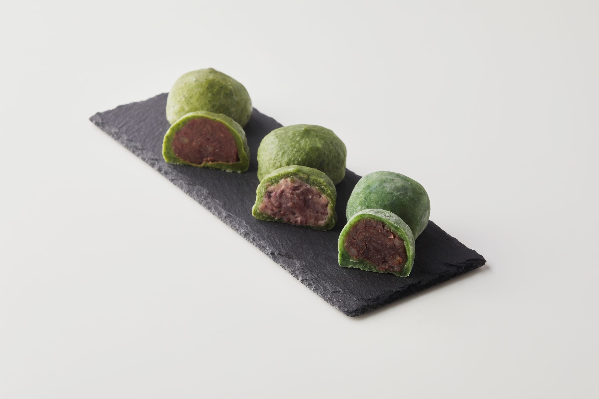 左から）「京らく製あん所」 あんこたっぷり蓬大福（1個）249円 「菓匠禄兵衛」 黒さや草もち（1個）486円 「餅匠しづく」 草餅（1個）281円 [販売予定数100] ※各日午後2時より販売