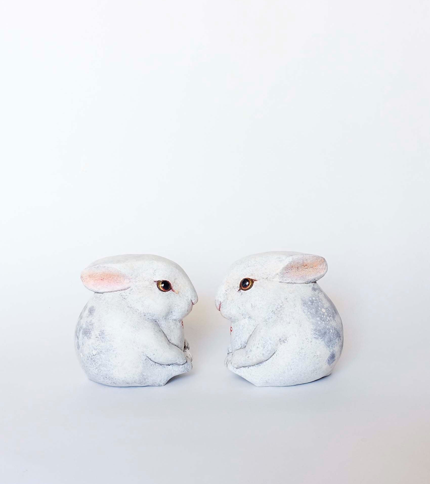 植野のぞみ「珠兎ー月ー」 （桐塑・アクリル彩色、幅6.5×奥行7.5×高さ 7.5cm、紙箱付） 33,000円 　縁起の良い珠をイメージした作品。背面は月の 模様を描いています。