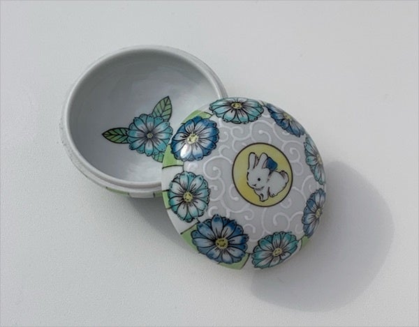 森 亜光「白うさぎ～ゆきちゃん～」 （直径5.8×高さ3.5㎝、紙箱付） 4,950円