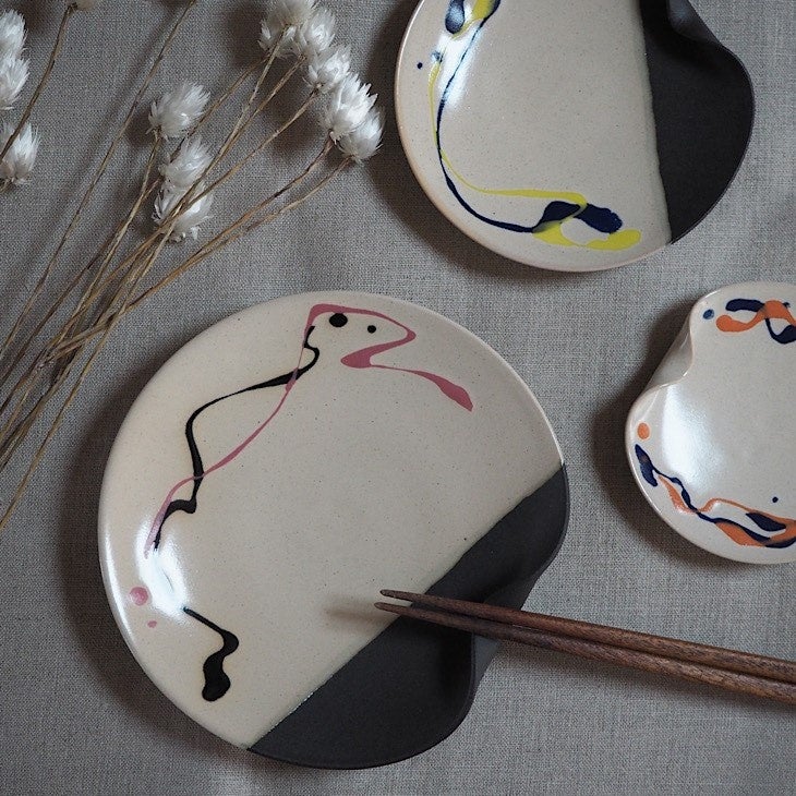 安田宏定「信楽焼・うつわ」　（左より順に） 「掛分皿 」（径 約15× 高さ 約2cm、箱なし ）　3,080円 「掛分小皿」（径 約12× 高さ 約2cm、箱なし ）　2,310円 「四季彩豆皿」（径 約9× 高さ 約2cm、箱なし ）　1,430円