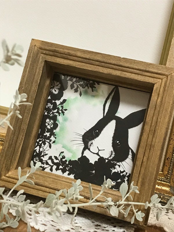 Aika「うさぎとネモフィラ」 (切絵・紙、15×15cm、額装) 22,000円