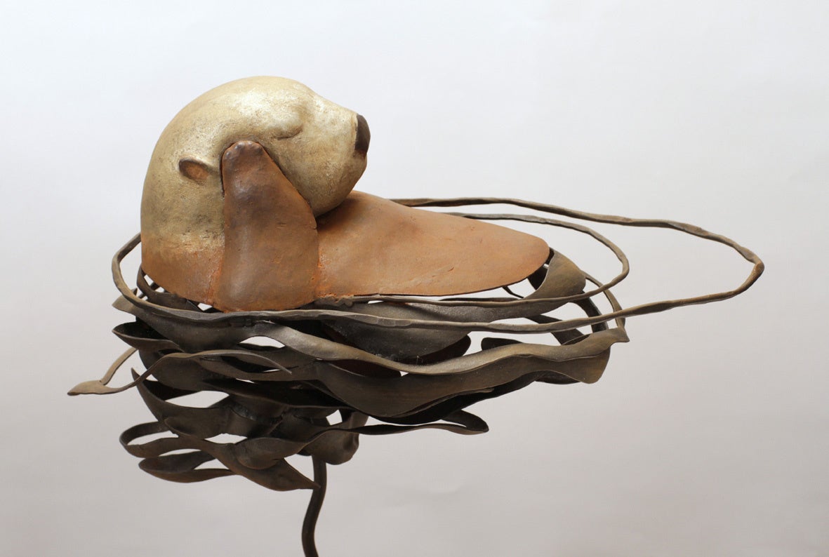藤田政利「水映 ー思案中・ラッコ」 （鉄、約38×28×30cm） 330,000円