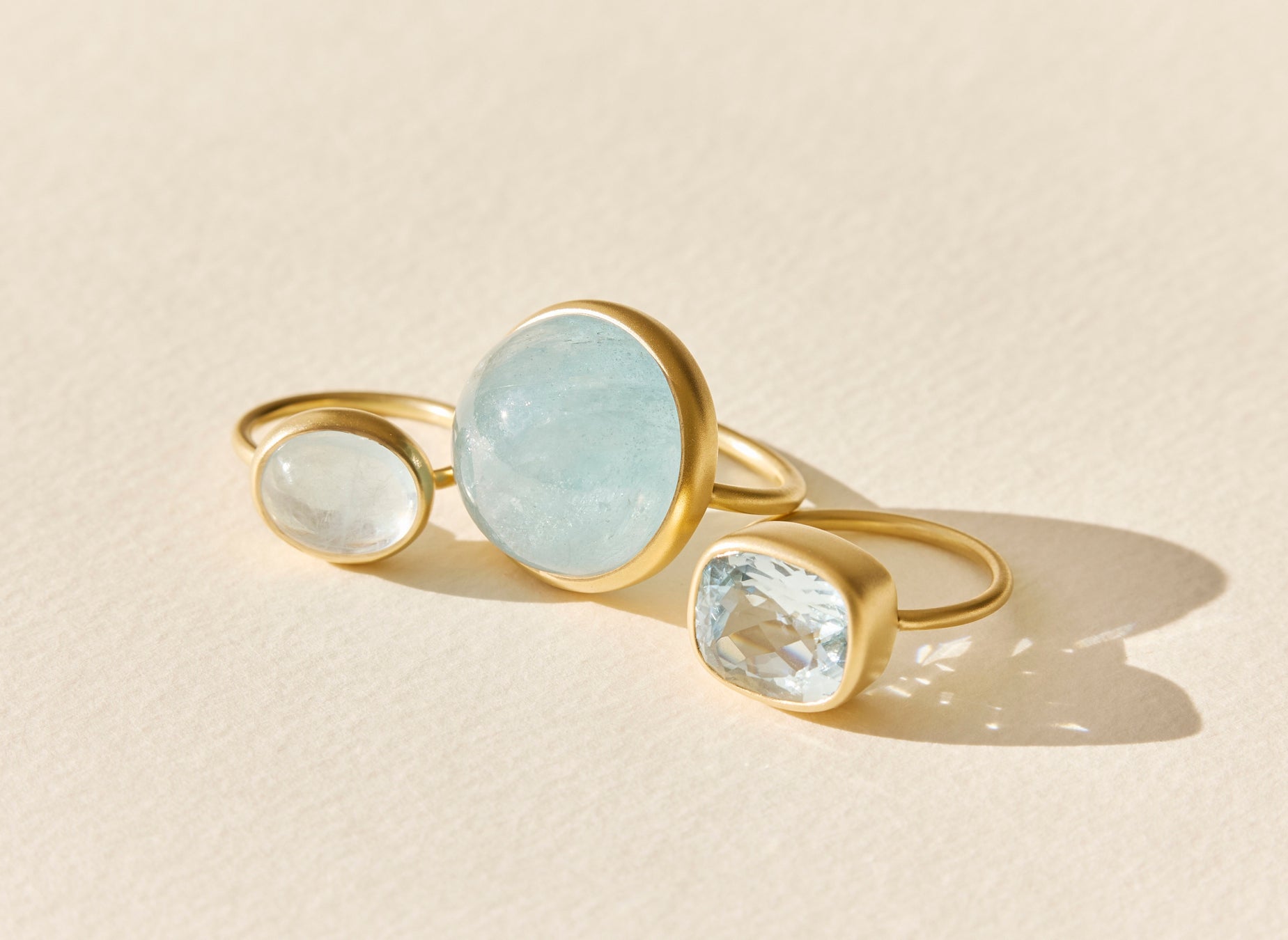 アクアマリン(平和・幸せな結婚)「マリハ」リング (左から)横カボション 411,400円(参考価格)、丸カボション 440,000円(参考価格)横シカクカット 205,700円(参考価格) ※画像はイメージ