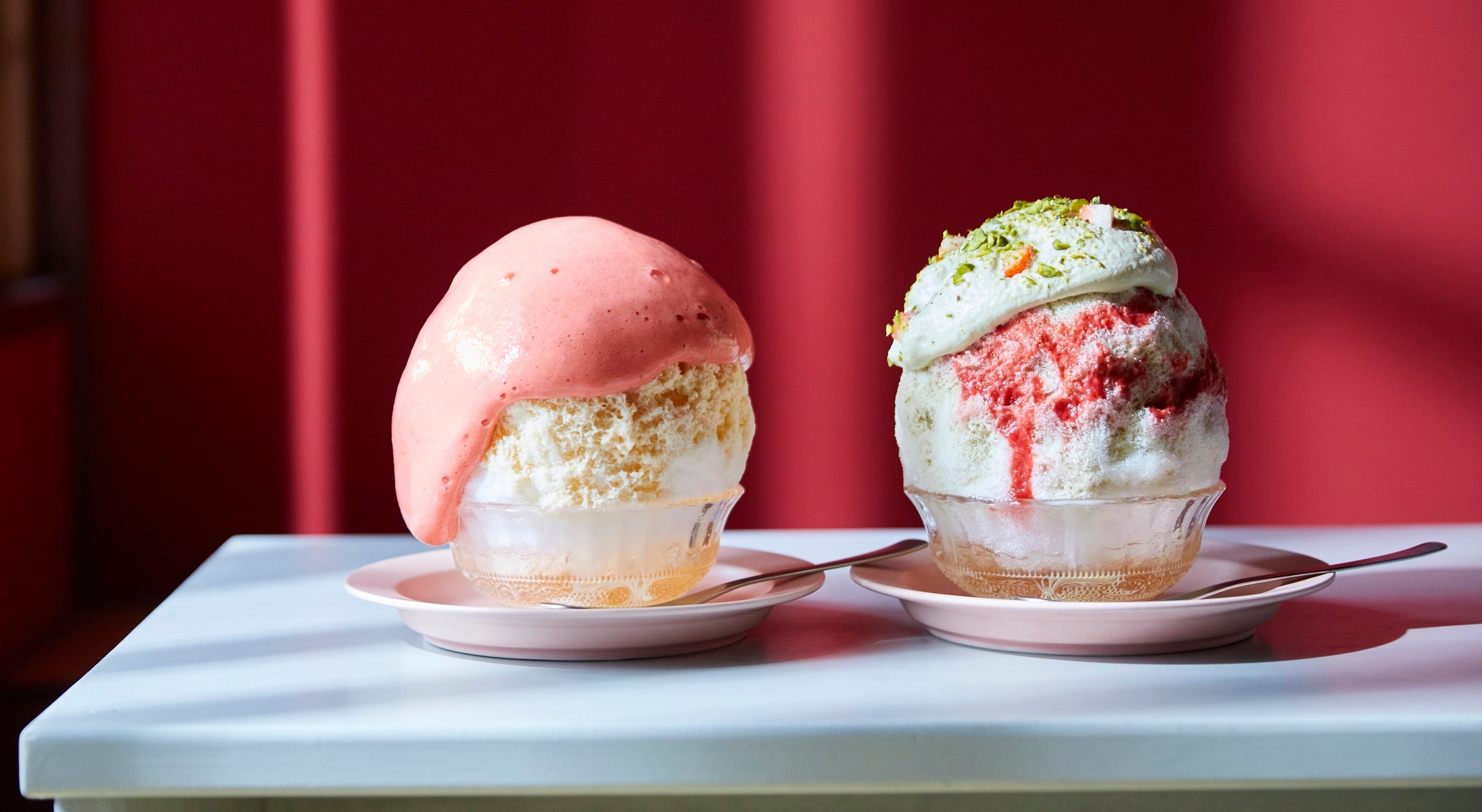 「苺菓子りつか」（左）いちごのスパークリングかき氷 銀朱（ぎんしゅ）（1個）1,760円【各日限定50】（右）鶸（ひわ）（1個）1,870円【各日限定50】