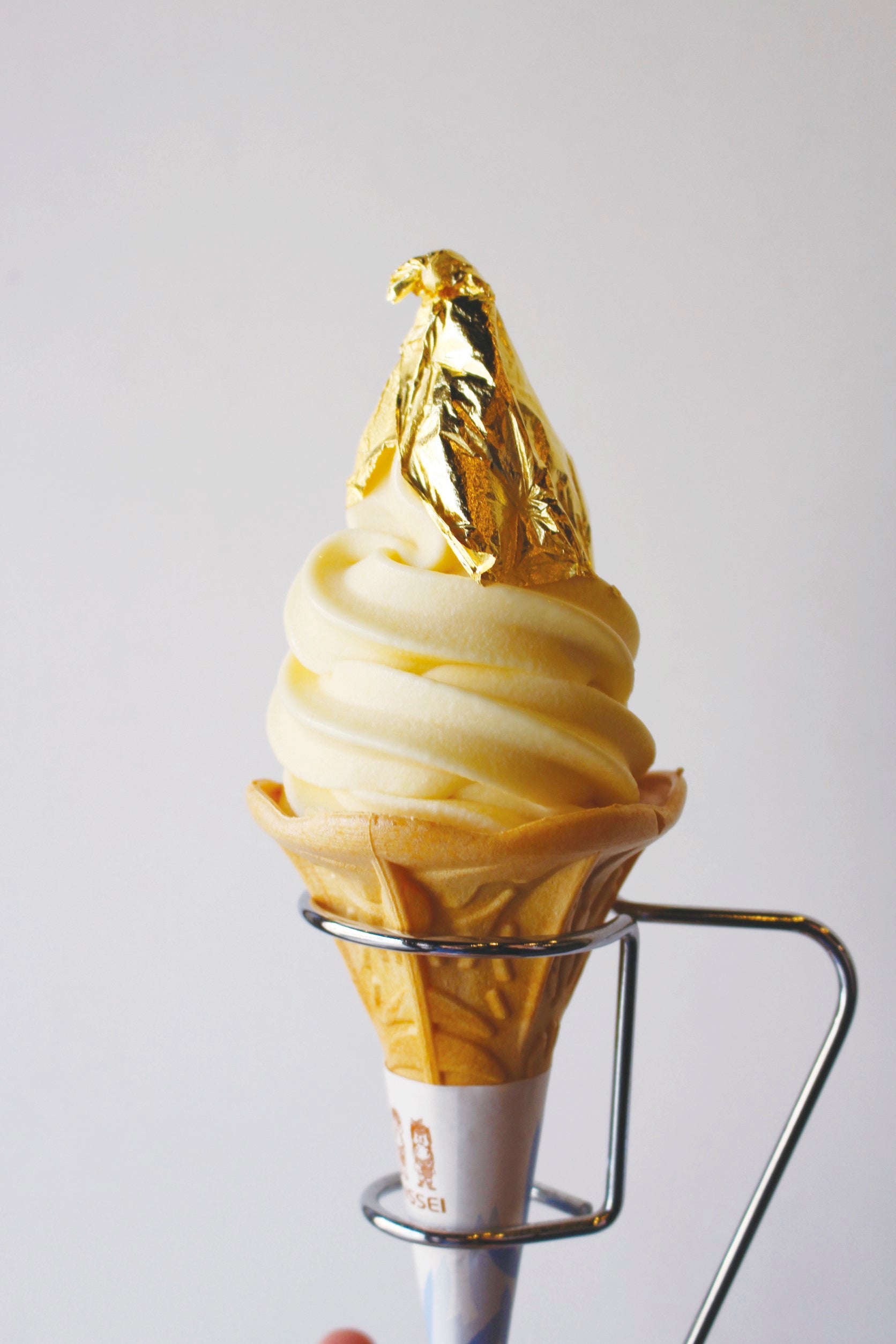 「ラレーヴ」 ゆずぐるとソフトクリーム金箔のせ （1個）611円