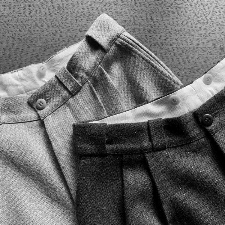 股から大きく落ちるワイドシルエット。ウエスト裏にはサスペンダーボタン付き。Lot.201 Work Trousers  79,200円　