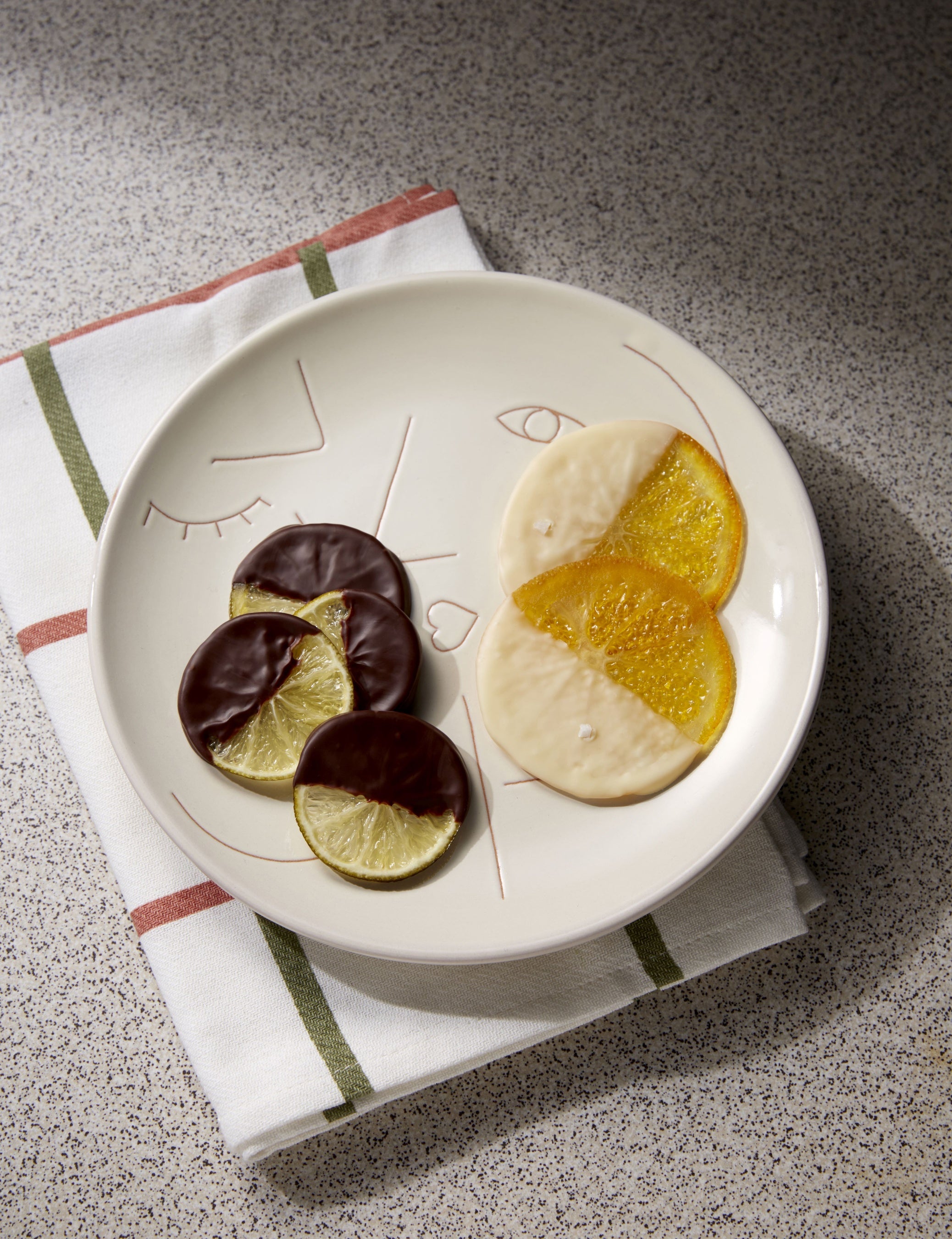 初登場「daidai（ ダイダイ）」 右）熊本 うぶ柑×ホワイトチョコレート （4枚入り、日本製）2,484円 左）山口 長門ゆずきち×マラナ ピウラ70%（4枚入り、日本製）2,484円