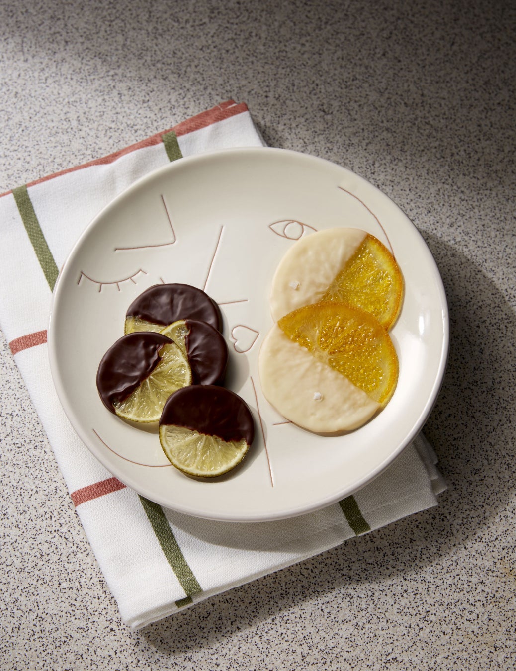 初登場「daidai( ダイダイ)」 右)熊本 うぶ柑×ホワイトチョコレート (4枚入り、日本製)2,484円 左)山口 長門ゆずきち×マラナ ピウラ70%(4枚入り、日本製)2,484円