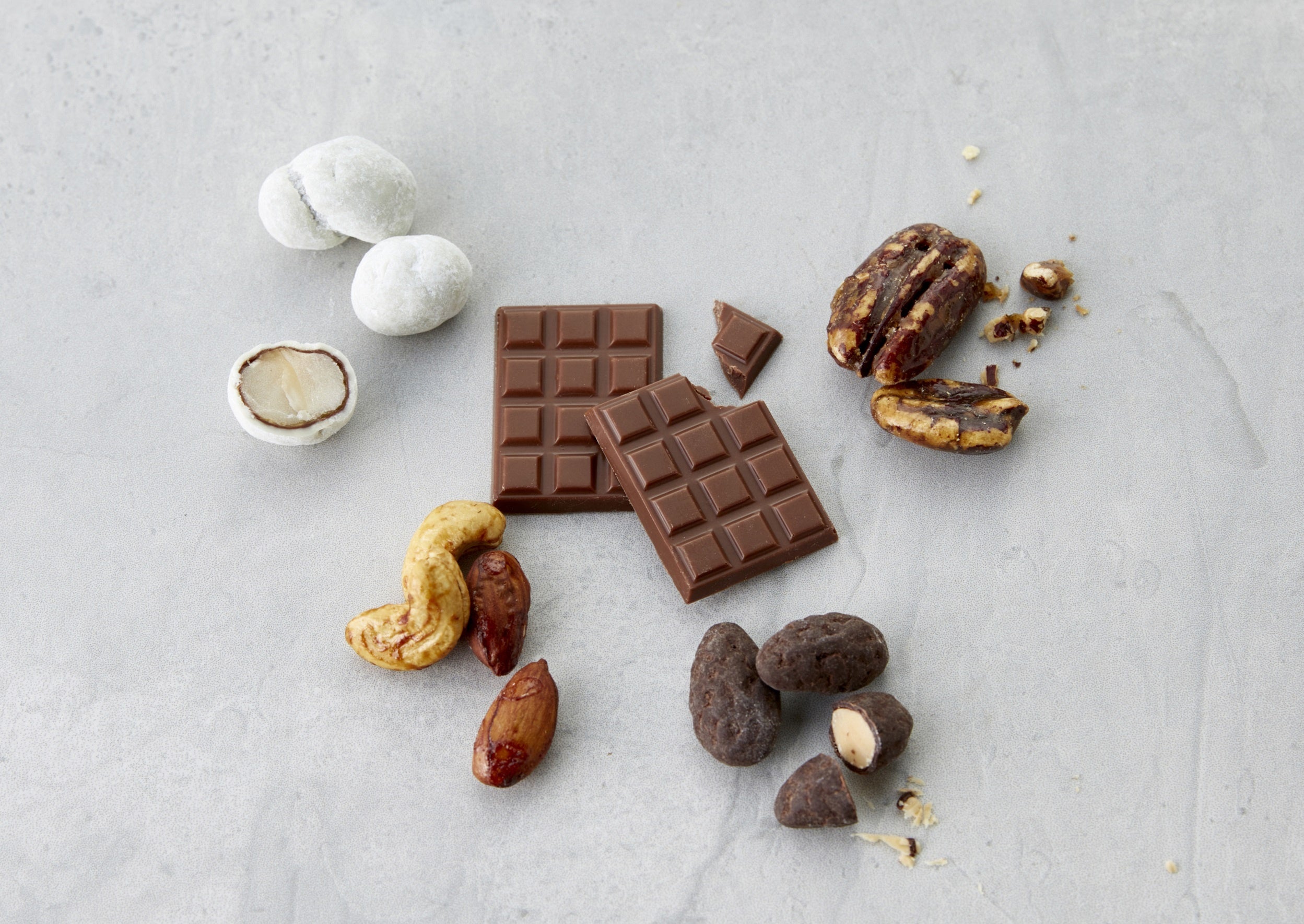 「NUTS LAB（ナッツ ラボ）」アーモンドミルクタブレットチョコ（1枚5g×6枚入り、日本製）801円、NUTS GIFT（各50g 日本製）601円から