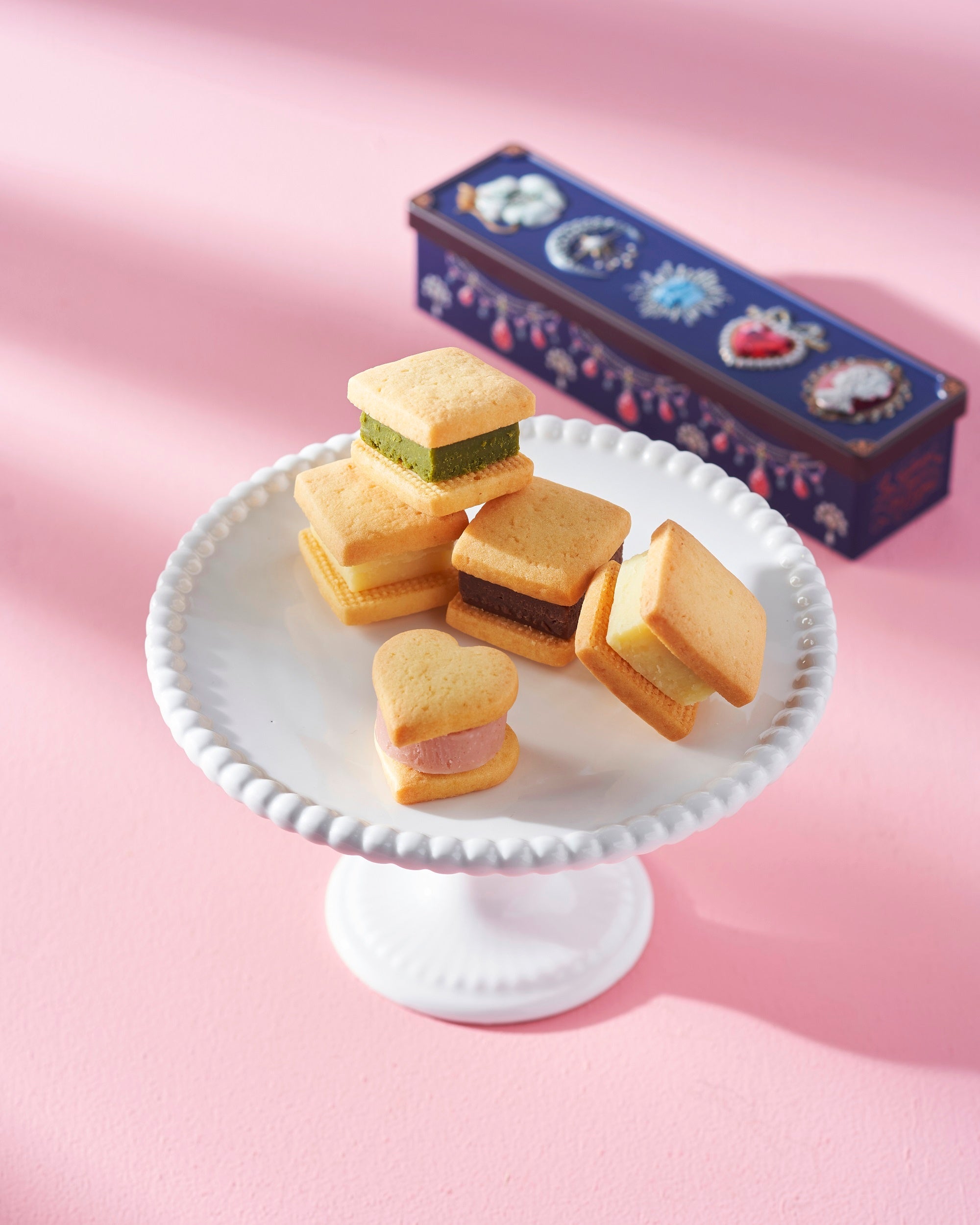  池田市「パティスリーモンターニュ」チョコサンドクッキー缶（1缶、5個入り）1,620円