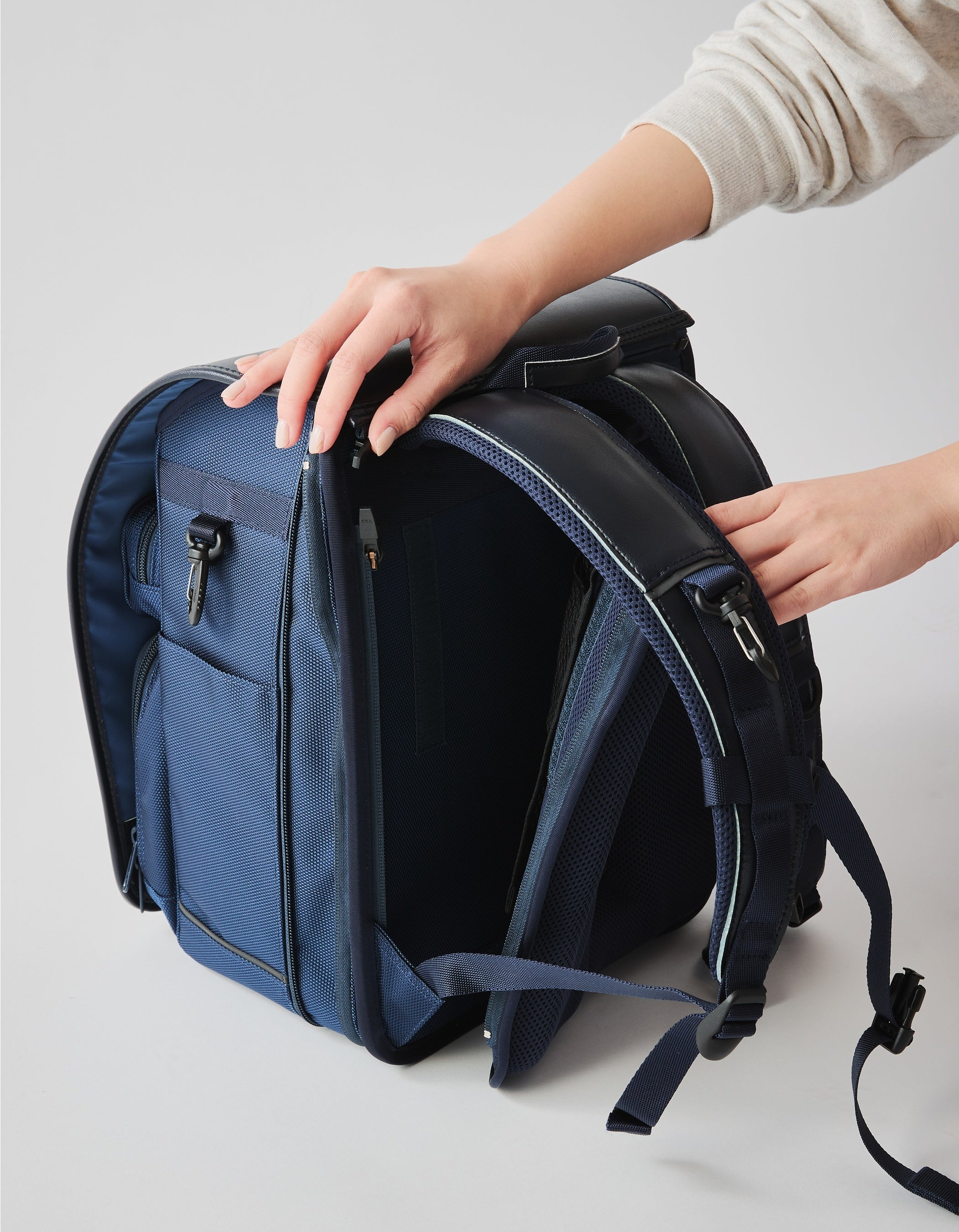 ①背裏はクッションは取り外しができ、洗濯が可能