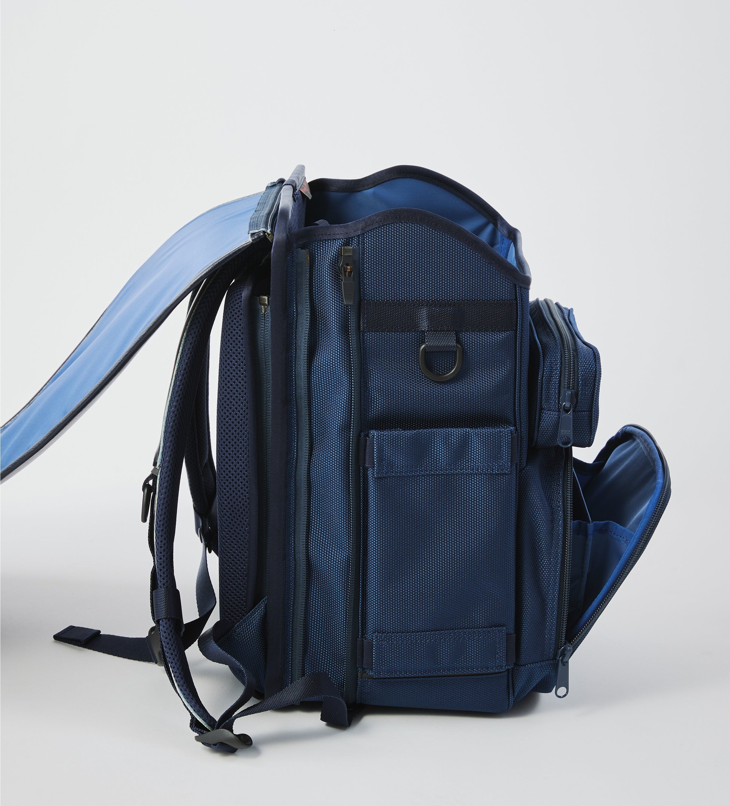 ②拡張可能な大マチや広がる前ポケット、取り外せるペンケース、タブレットポケットなど収納機能がたくさん