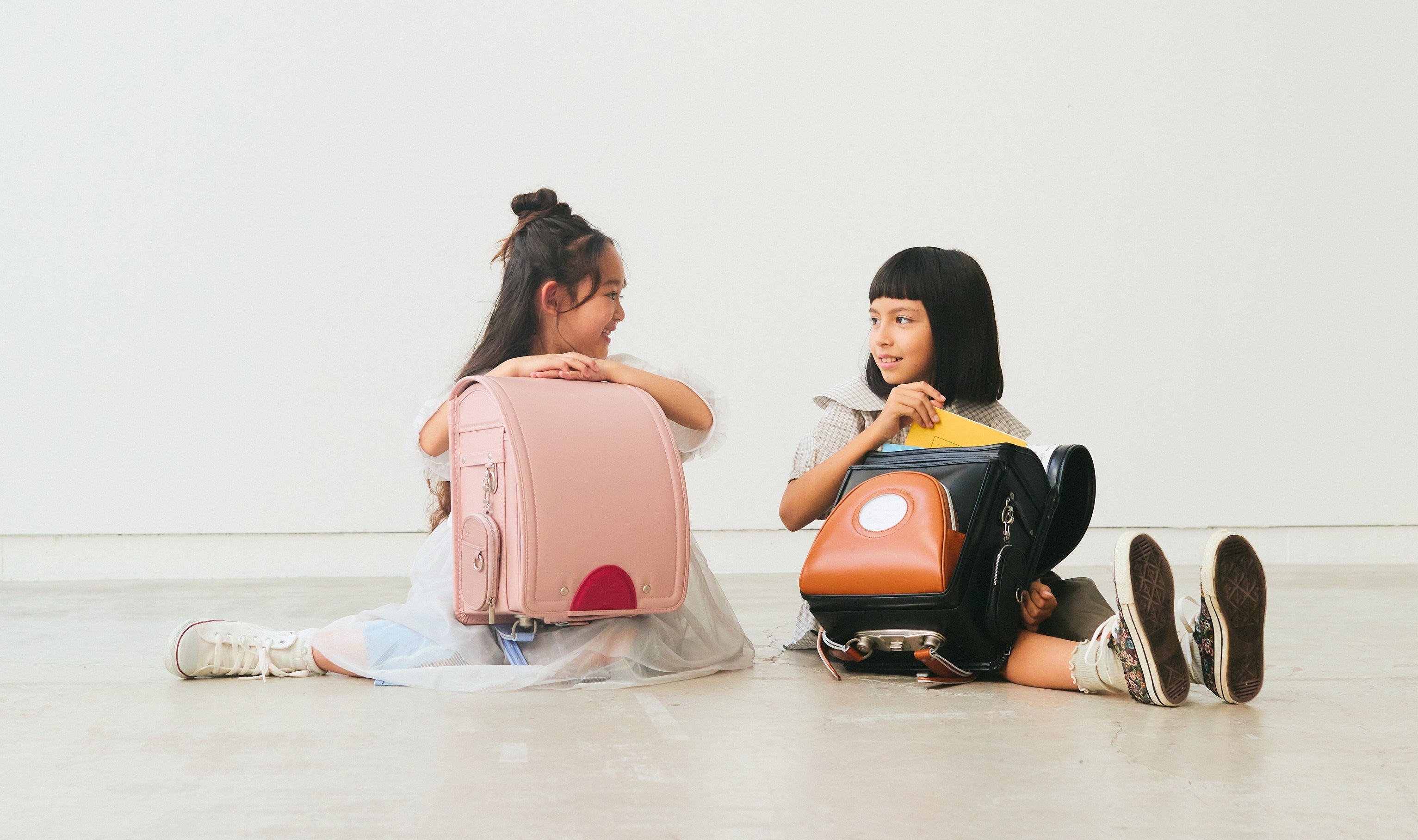 左から サーモンピンク、ブラック　各79,200円