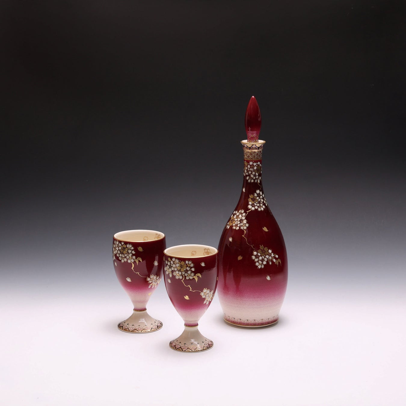 「酒器セット 紅ぼかし 桜文」 ( 径10.2×高さ31.5㎝  酒杯:径7.3×高さ12.6㎝、箱後日) 220,000円