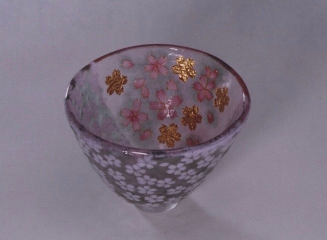 「ぐいのみ[花の頃]」 （ヴィトレマイユ（ガラス胎七宝）、7×5㎝）60,000円