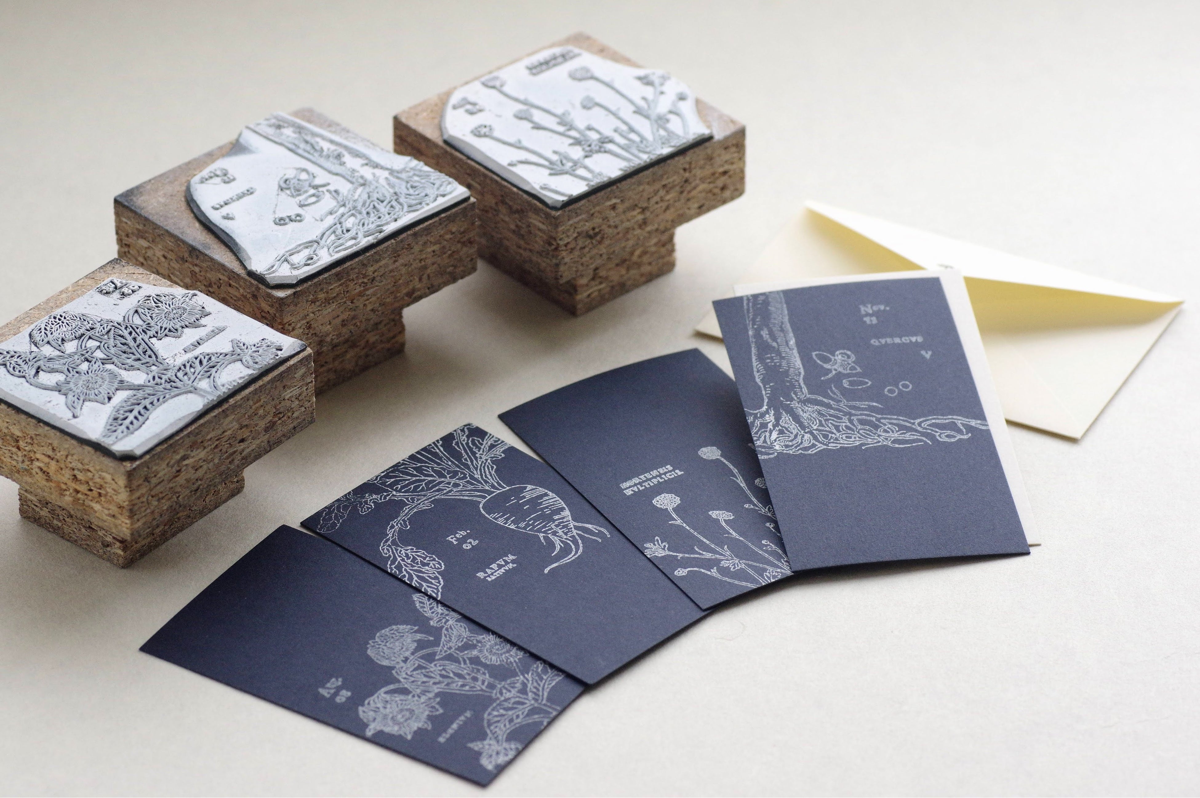 「PAPYRUS文具店」  月のカードセット （月の手刷りカード1枚、メッセージ用無地カード1枚、封筒1枚）481円