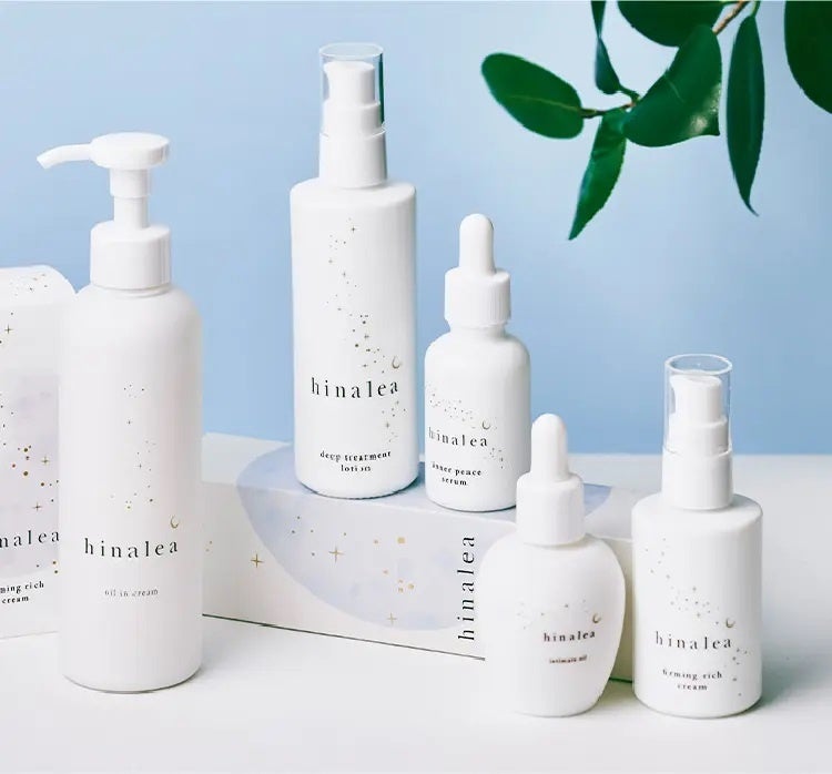 ｢hinalea｣オイルインクリーム（180ｇ） 7,150円、 ディープトリートメントローション（100ml） 5,995円など