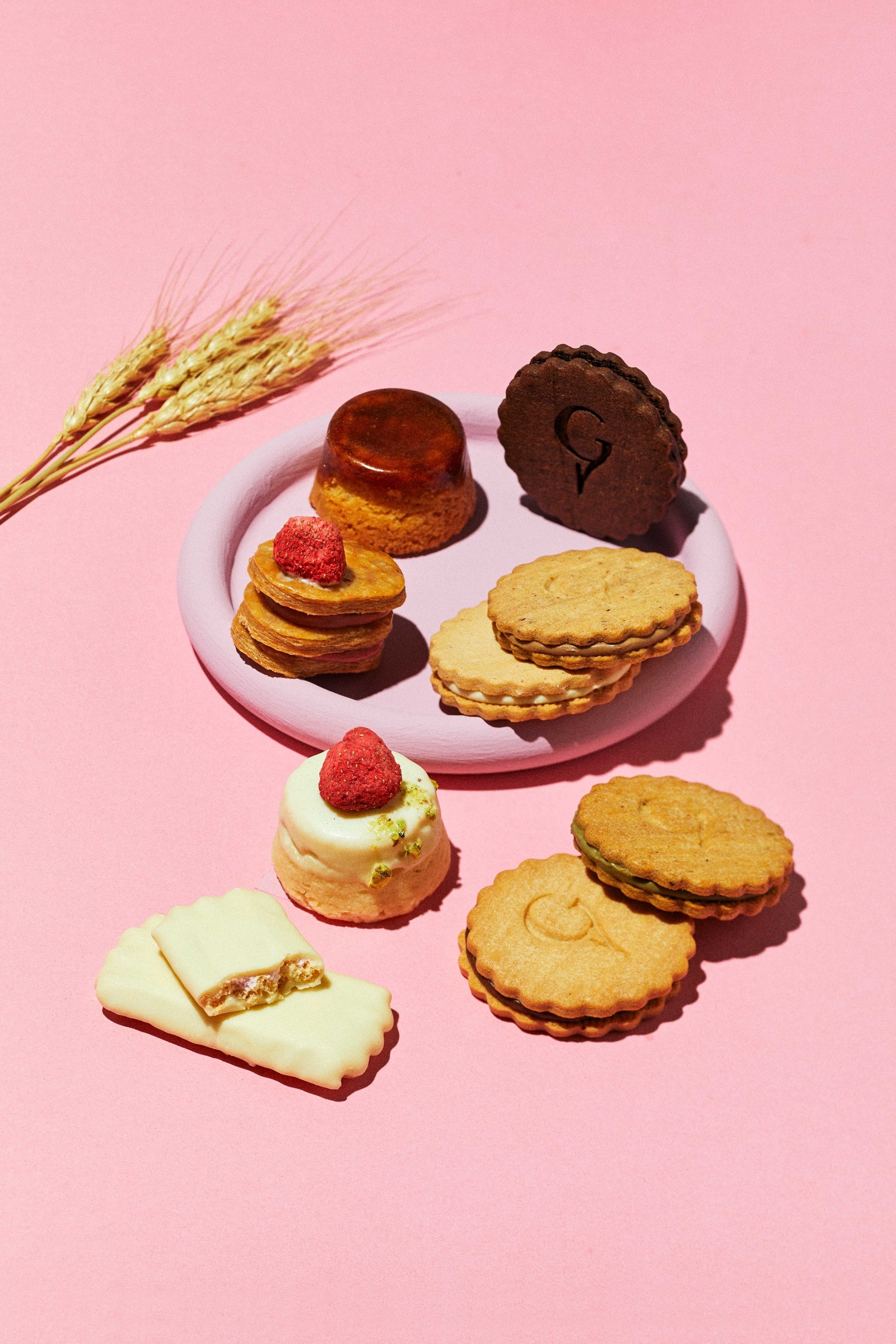 大阪「ガトーオンデュレ」 ミルフェル～ホワイトチョコ＆ストロベリー～ （8個入り）1,728円[各日販売予定数200] など