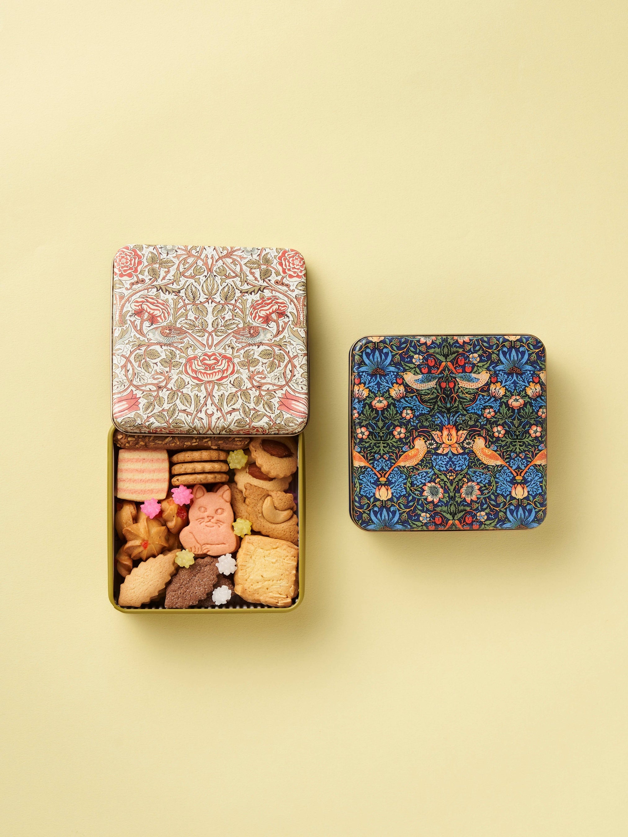 中田ぷう×「NEKO LAB」コラボクッキー缶（左：バラ、右：いちご泥棒） （ネコクッキー・チェリークッキー・リーフクッキー＜プレーン・ココア＞・ 紅茶クッキー・ソフトスライス・ラインクッキー、金平糖ほか）