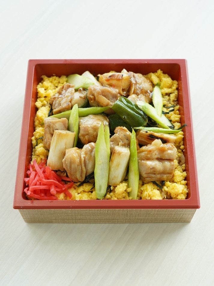 「やきとり鳥芳」鶏好きの為のちらし弁当（1折）680円