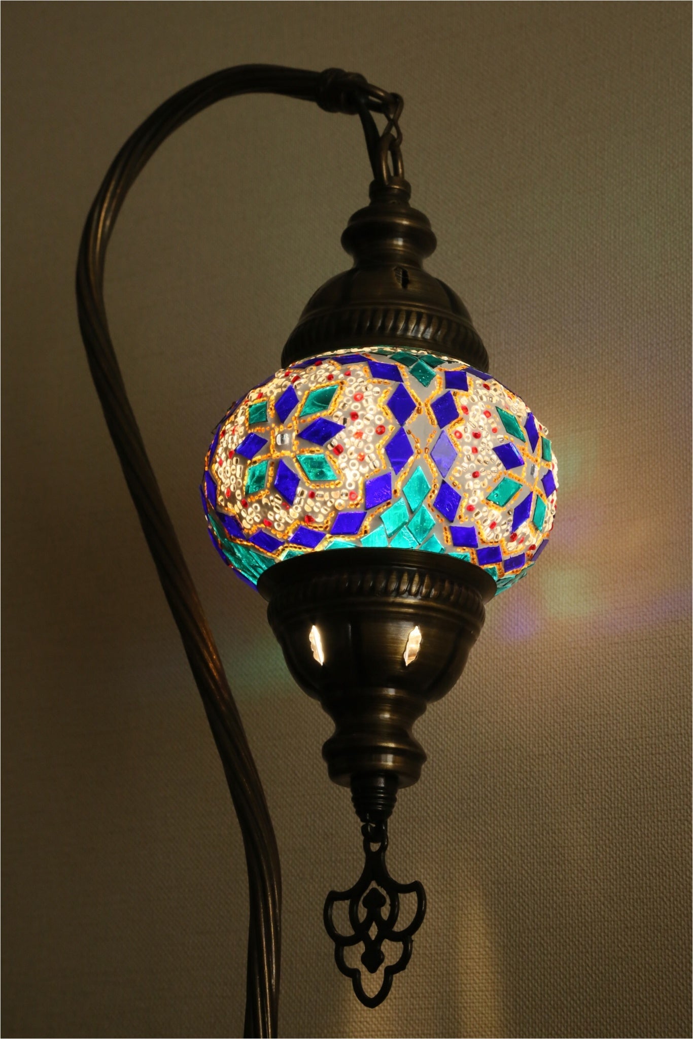 Lamba（新堀清香）「森に咲く花」 （ガラス・合金・石膏・トルコモザイク技法、幅15×高さ40cm） 17,600円