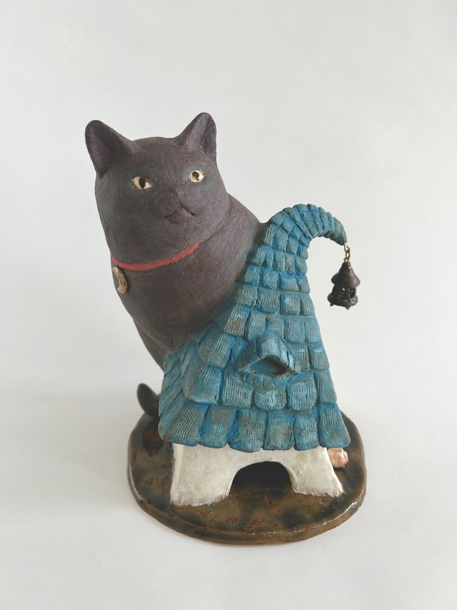 星野菜月「ハロウィンタウン」 （陶土・手捻り・顔料・釉薬、幅15×奥行15×高さ16cm） 88,000円