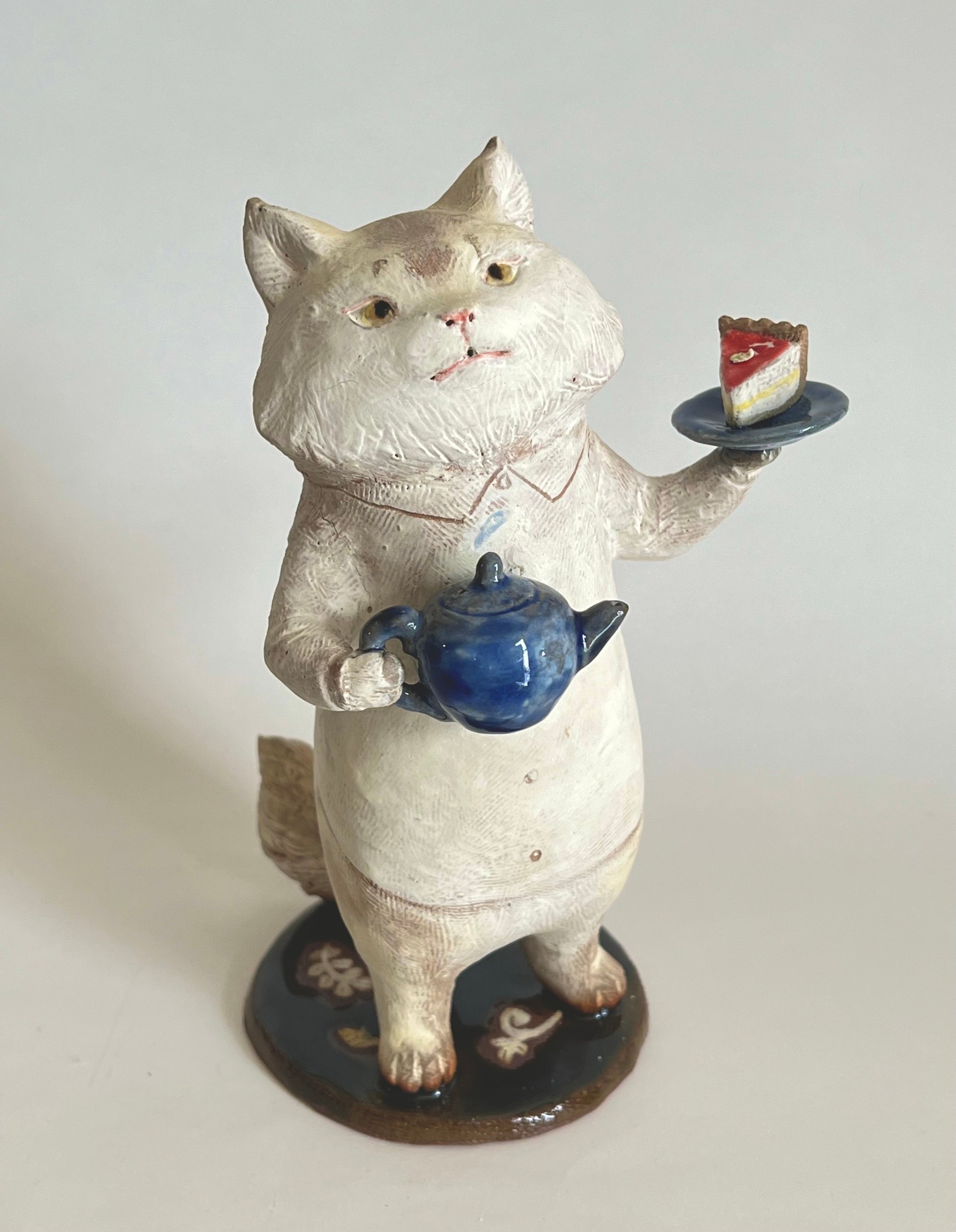 星野菜月「ティータイムキャット」 （陶土・手捻り・顔料・釉薬、幅9×奥行11×高さ16cm） 55,000円