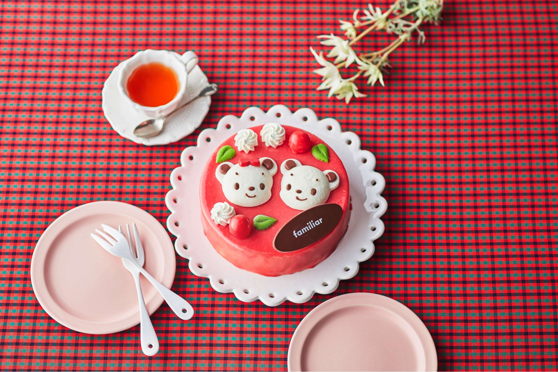 「ファミリア」ファミちゃんのりんごケーキ (直径15cm×高さ8cm)税込み5,940円【冷凍・1日50台限定】※5月1日午前10時に一般販売開始